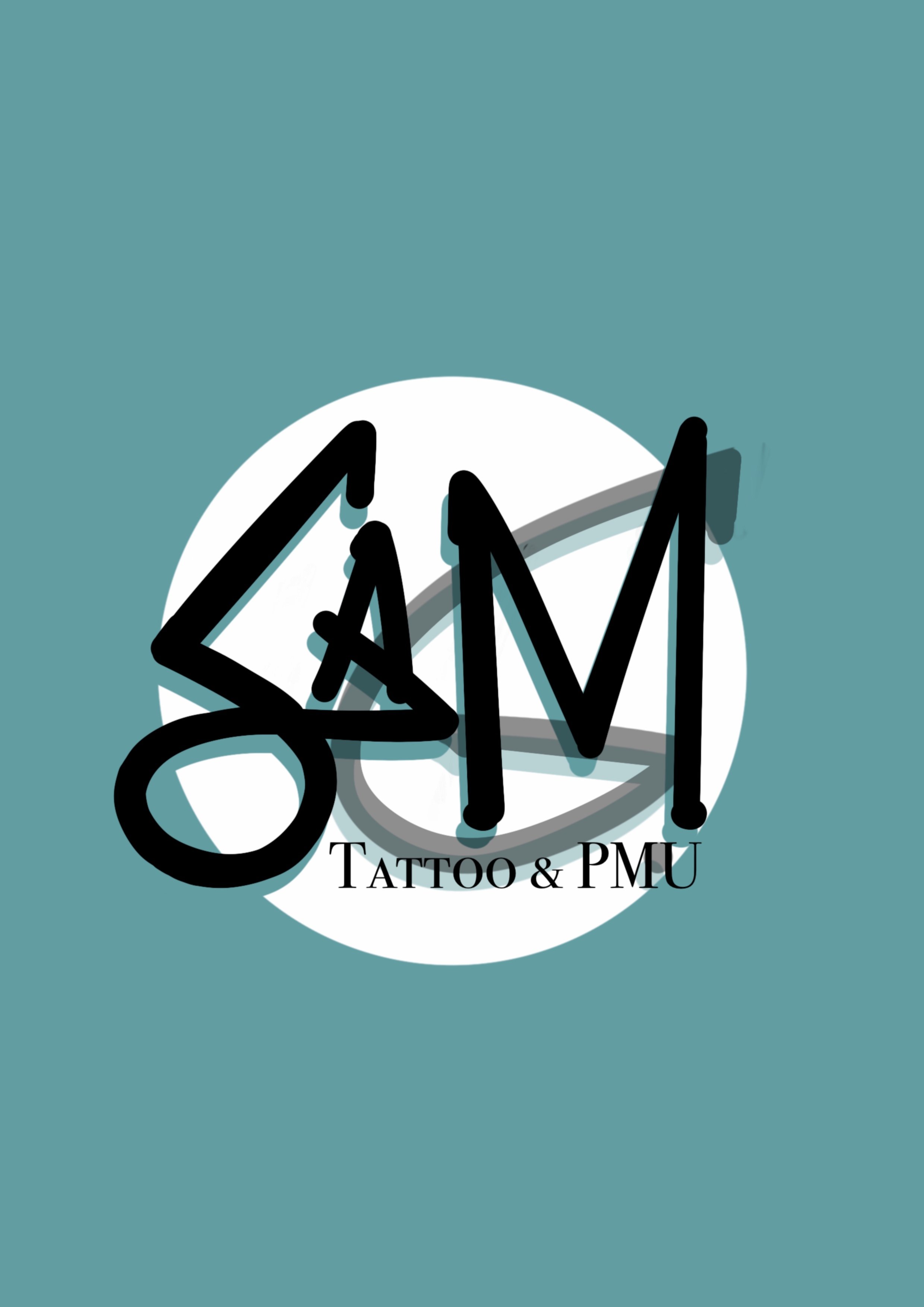 Logo für Tattoo & PMU mit handgezeichnetem 'SLAM' Schriftzug, schwarzer Text über weißem Kreis auf bläulichem Hintergrund.
