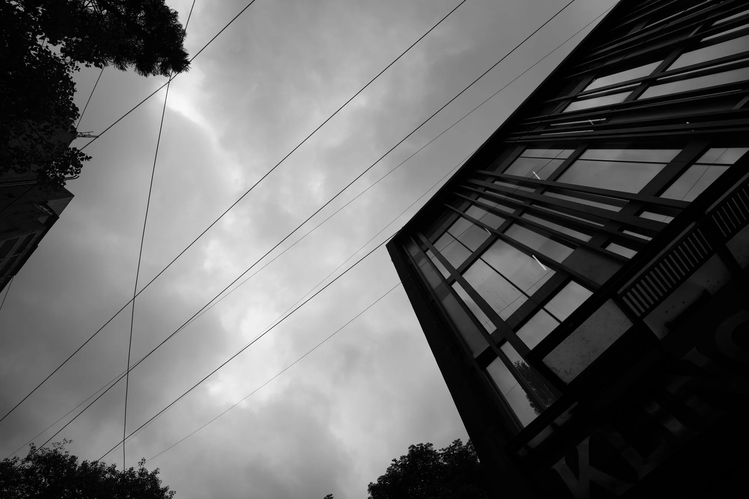Rising above the city’s silent rhythm, architecture and atmosphere converge in a fleeting sculpture of subtle grandeur.