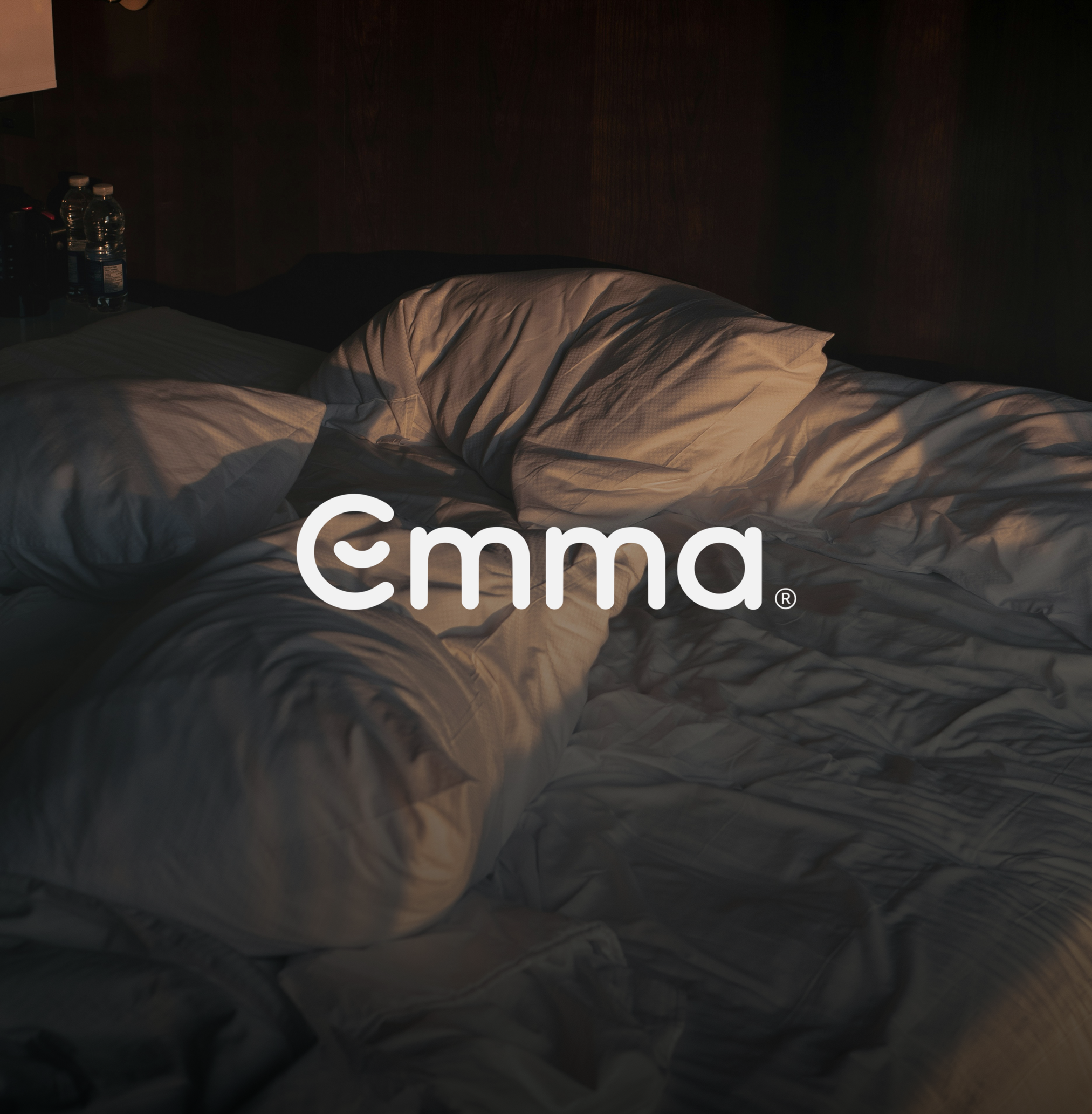 Ungemachtes Bett mit Kissen und Bettdecke