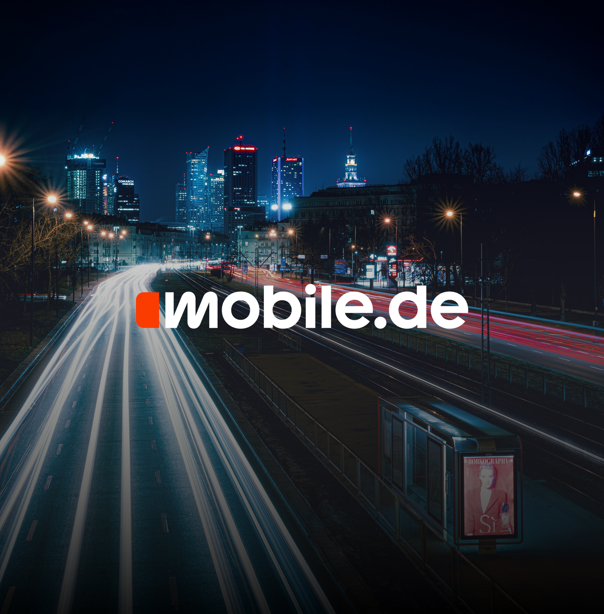 Nächtliche Stadtansicht mit Lichtspuren auf einer mehrspurigen Straße für mobile.de