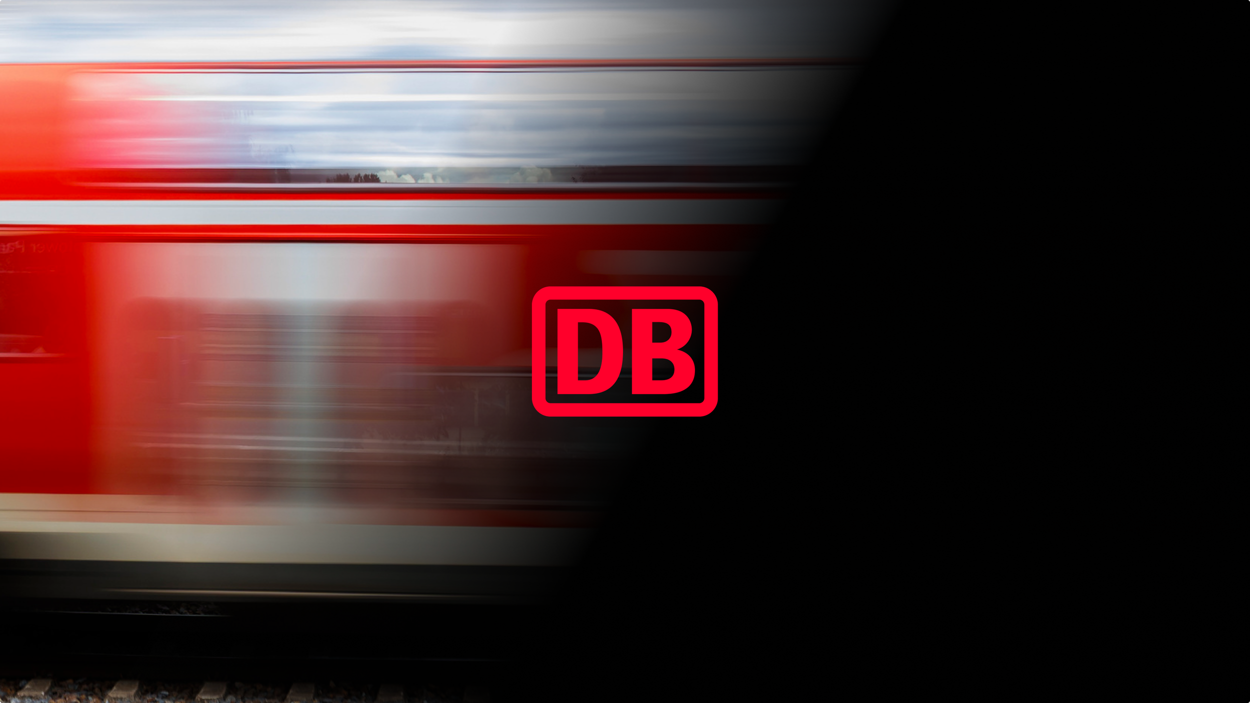 Deutsche Bahn Logo vor einer fahrenden Regionalbahn mit Motionunschärfe