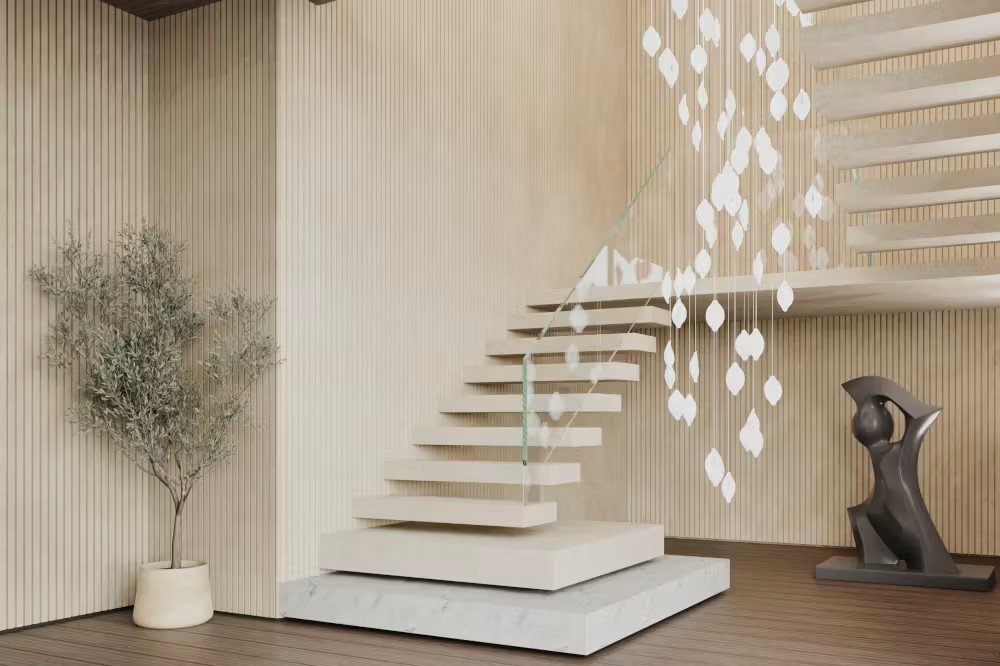 Escalier moderne en bois avec une rampe en verre, décorée d'une sculpture noire abstraite et une plante dans un pot blanc, dans une pièce au design épuré et minimaliste.