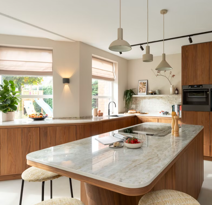 Cuisine moderne en Dekton taj mahal sur mesure avec plaque de cuisson et robinet, sur mesure , pierres et matieres