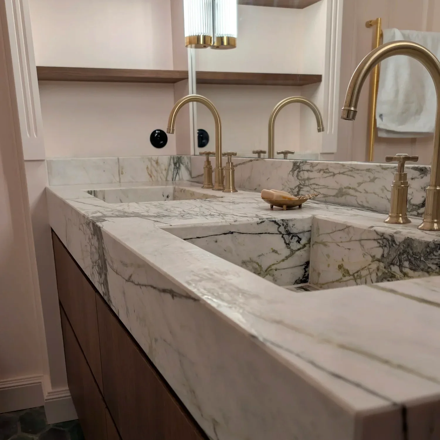 plan vasque avec robinet dorée, marbre sur mesure réalisé par pierres et matieres