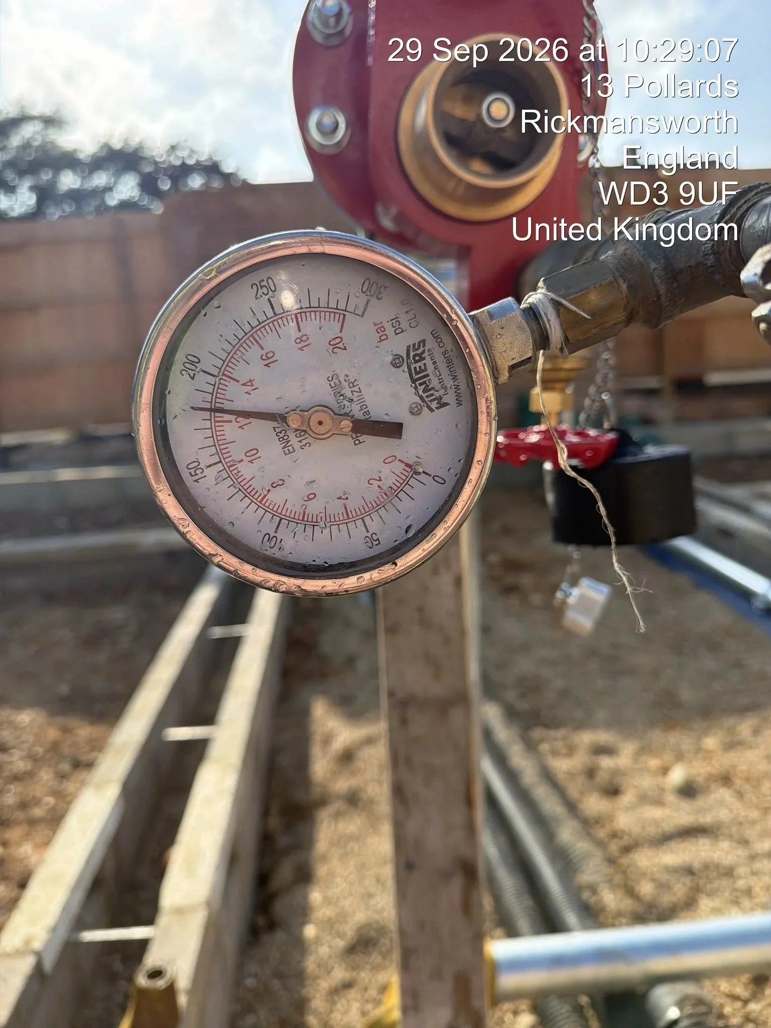 Pressure gauge indicating approximately 12 bar more than 15 minutes after the first test photograph.