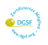 Zertifizierte DGSF Gütesiegel , umkreist von blau-weißer Schrift und 'www.dgsf.org'