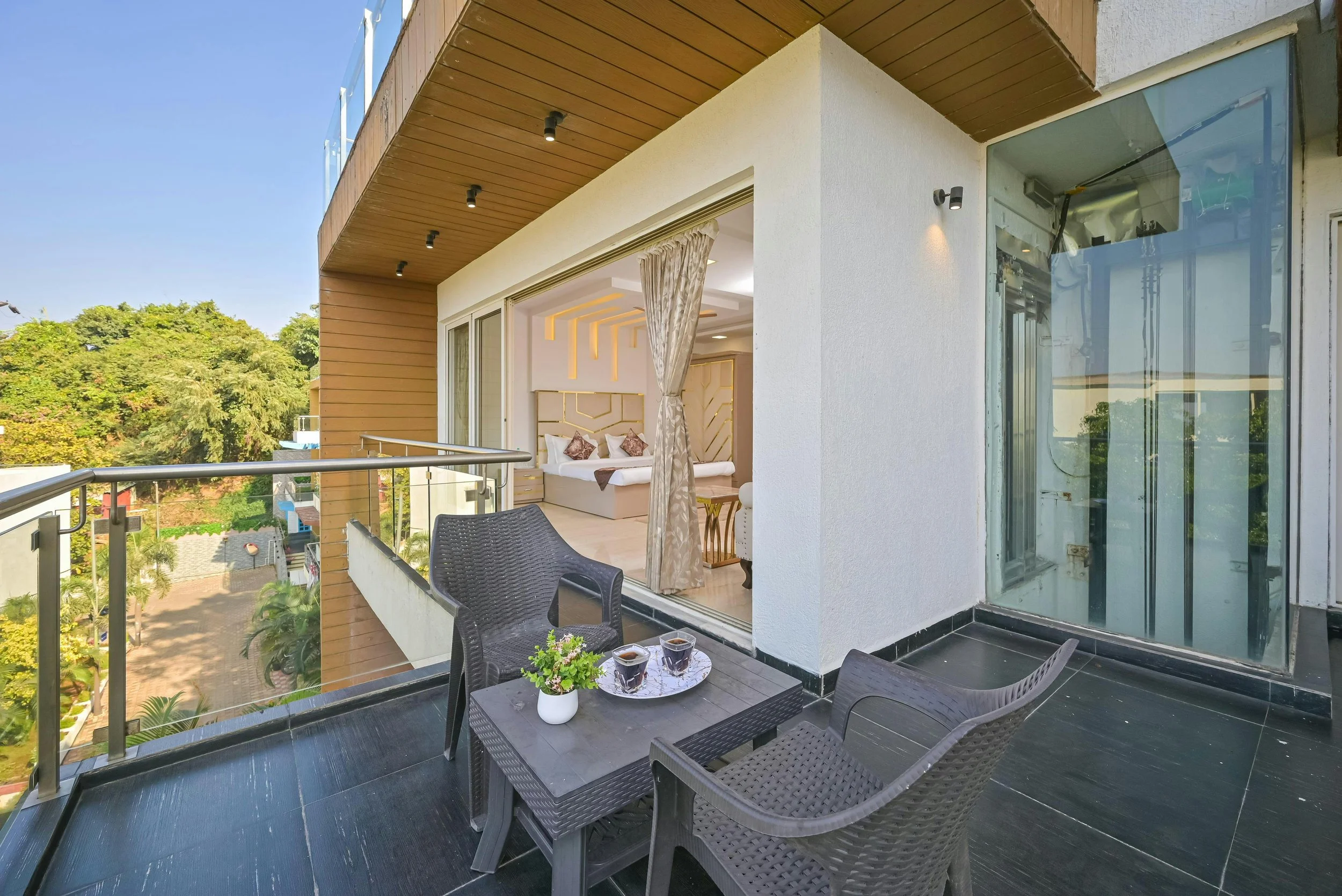 Dichte und gepflegte Terrasse eines Einfamilienhaus (c: aksinfo 7 universe/pexels)