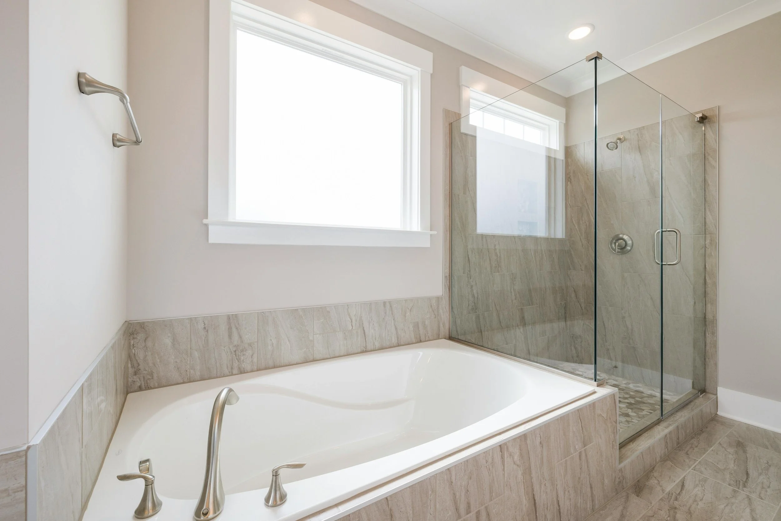 Abgedichtetes Badezimmer mit Wanne und Dusche (C: curtis adams/pexels)