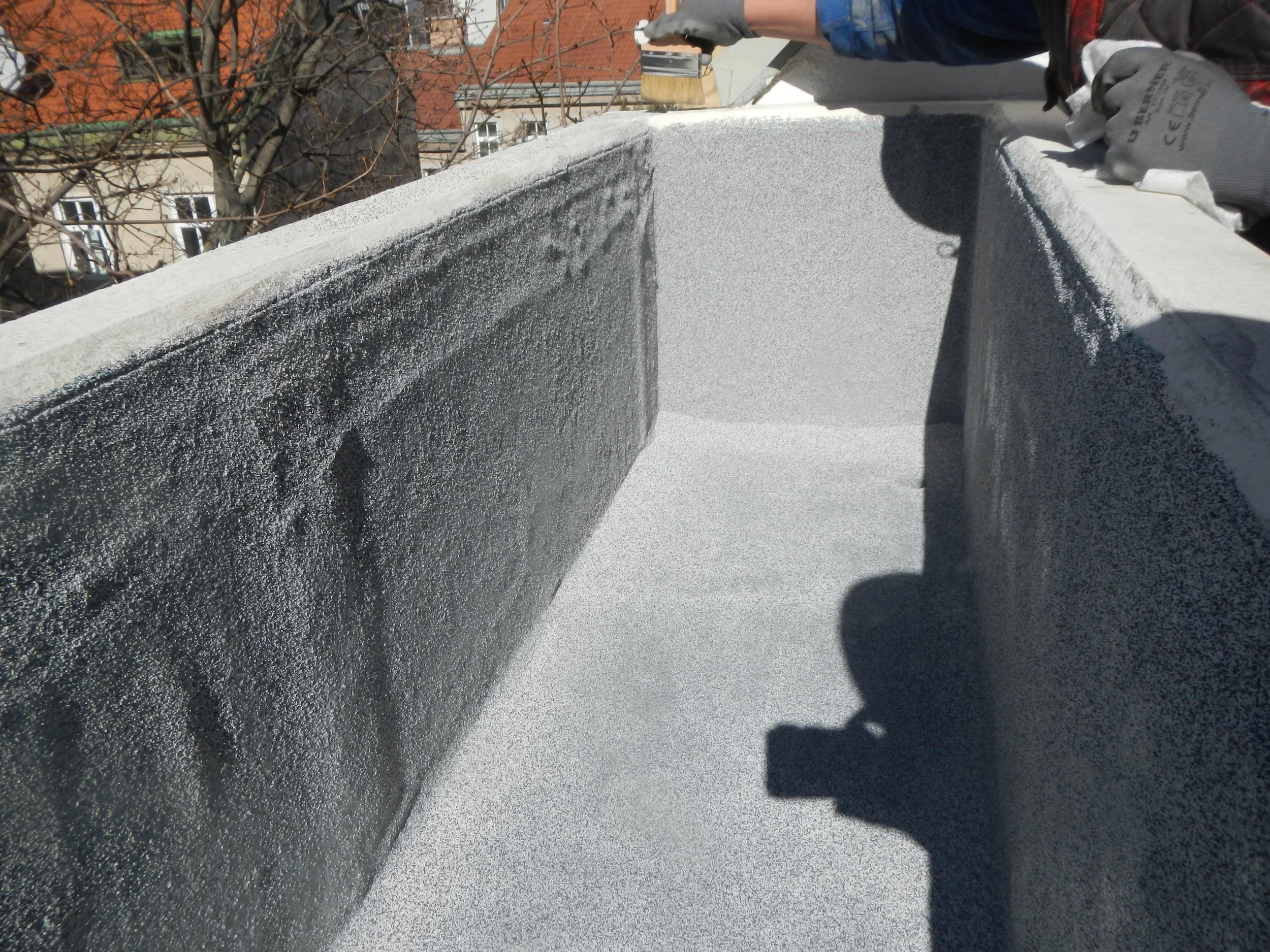Ansicht des fertig sanierten und dichten Pflanztrogs  auf einer Terrasse