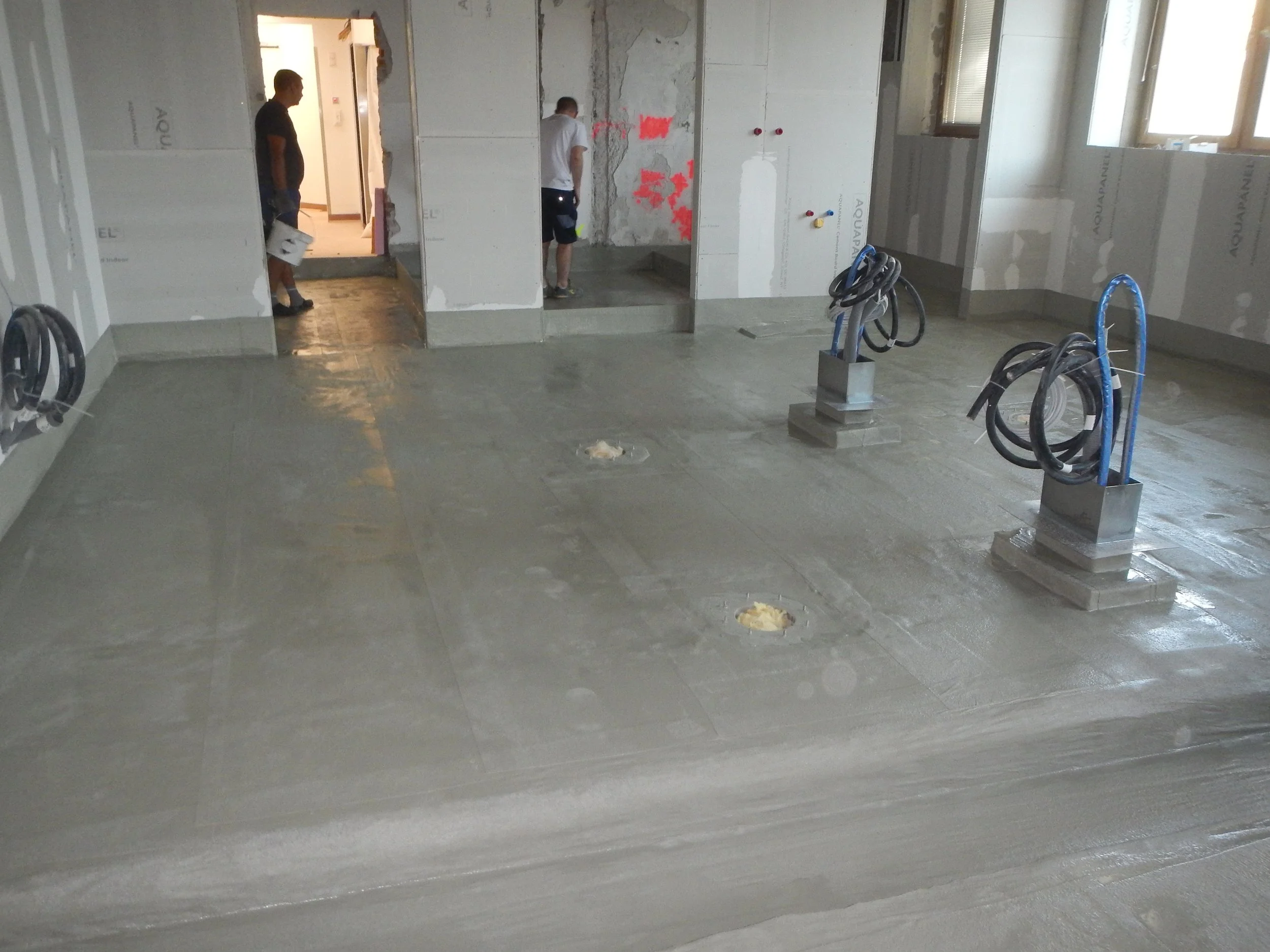 Ansicht in die Baustelle einer Großküche mit Sicht auf die neuralgischen und wasserbeanspruchten Anschlussstellen.