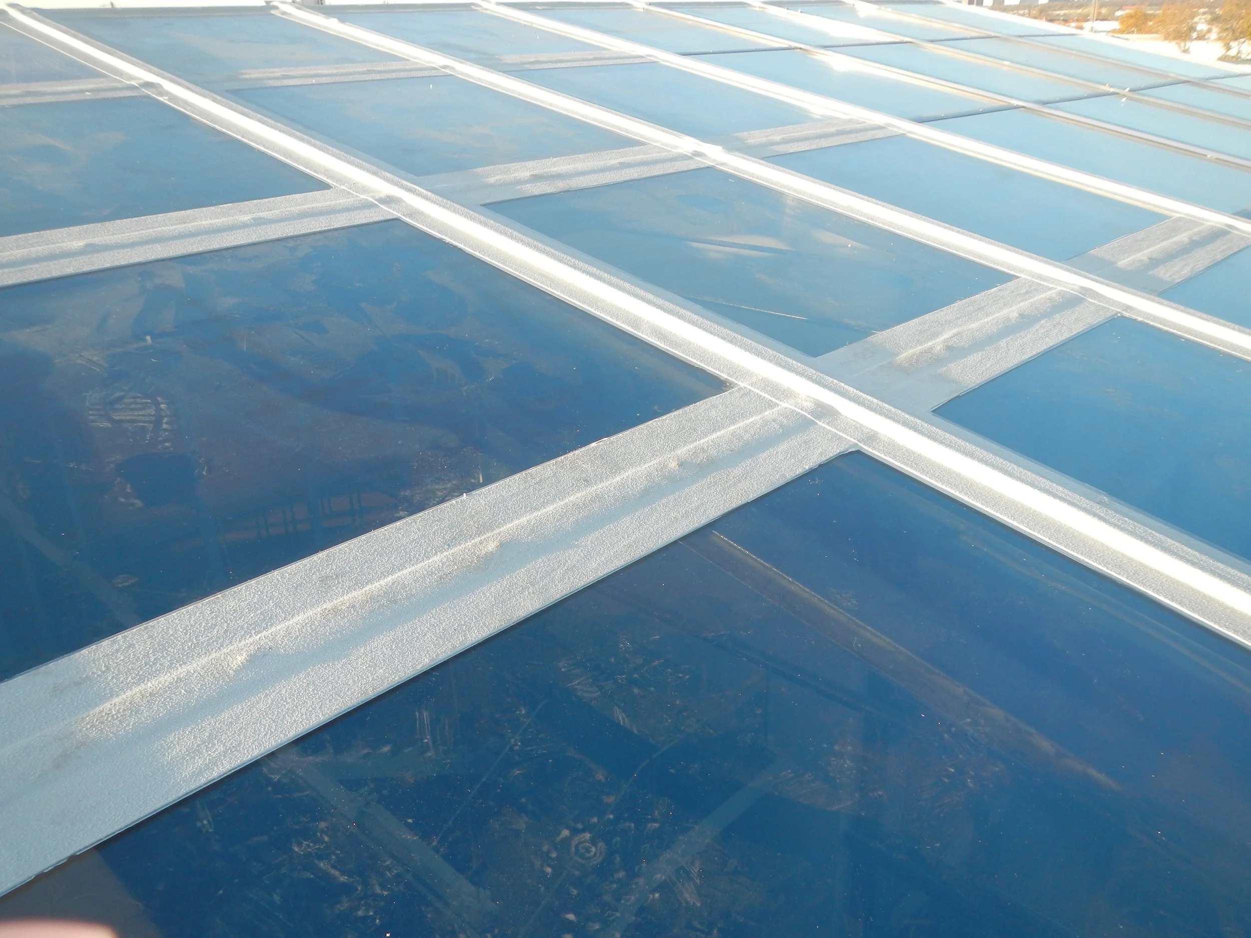 Detailansicht des Glasdachen mit vielen Fensterflächen und der sauberen und zuverlässigen Abdichtung der  Anschlüsse und Übergänge.