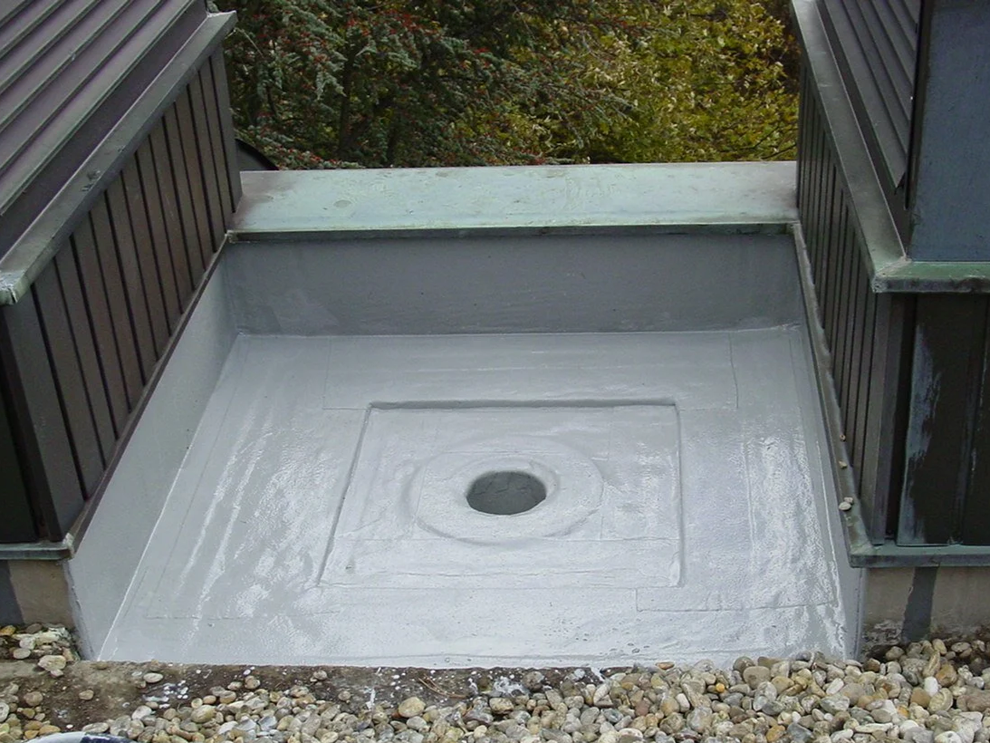 Abgedichteter Gully auf Flachdach zur Regenwasserableitung (c: Koos & Co.)
