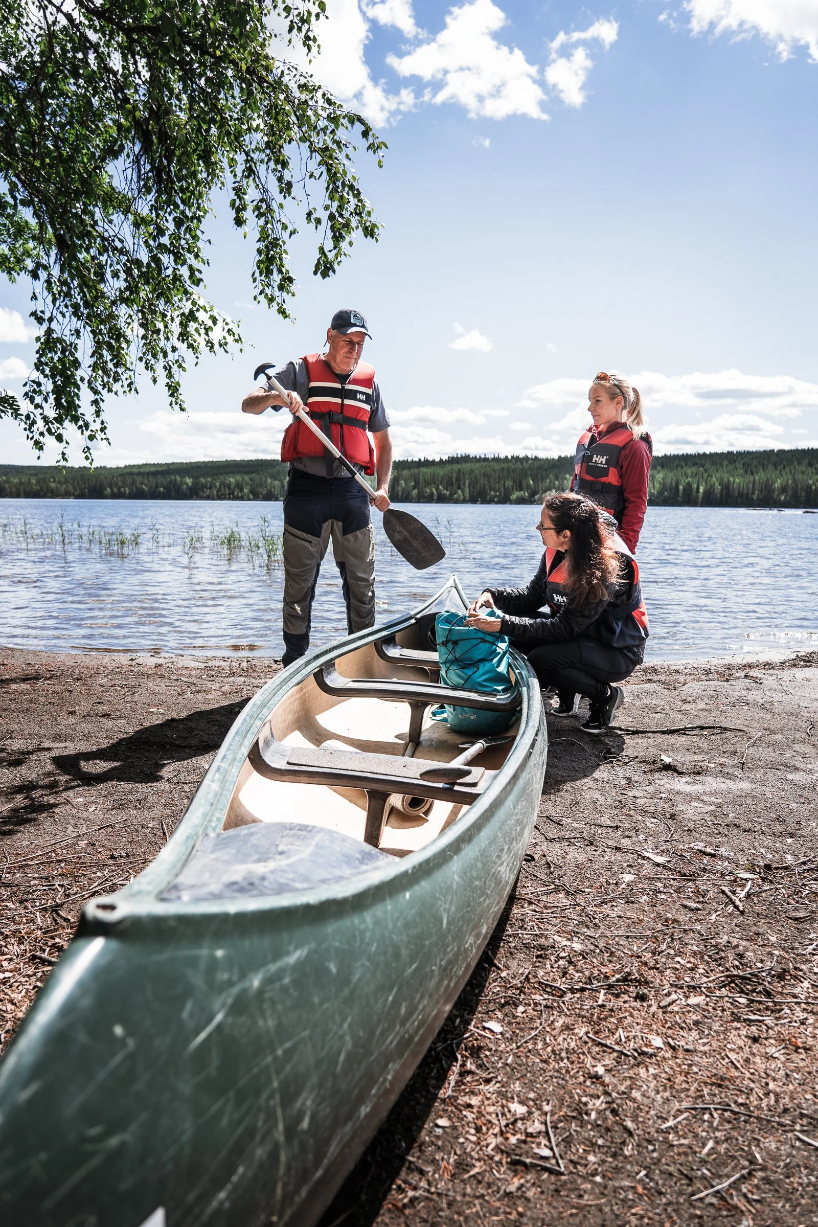 Local guide teaching beginners how to paddle during a guided canoe tour near Lillehammer