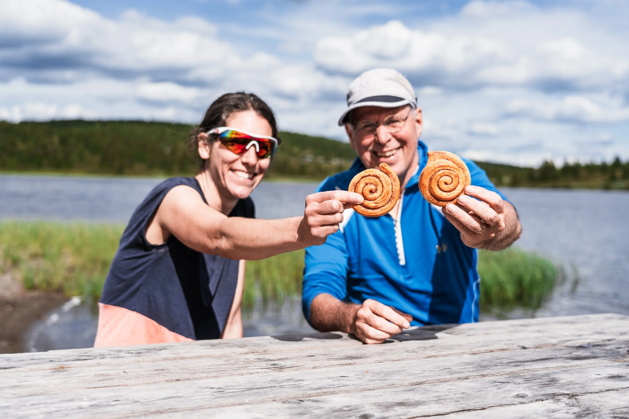 Guests enjoying drinks and snacks during a guided e-bike tour in Hafjell