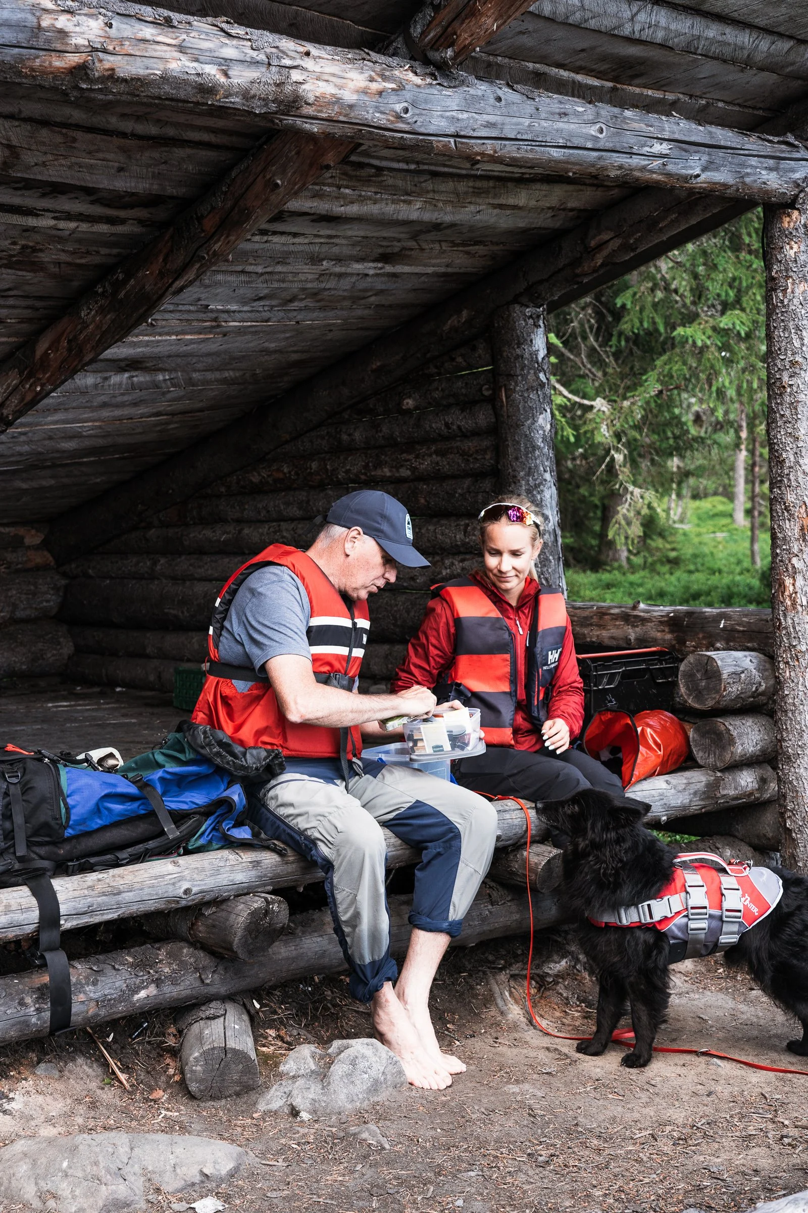 Guests enjoying drinks and snacks during a guided canoe tour in Norwegian nature