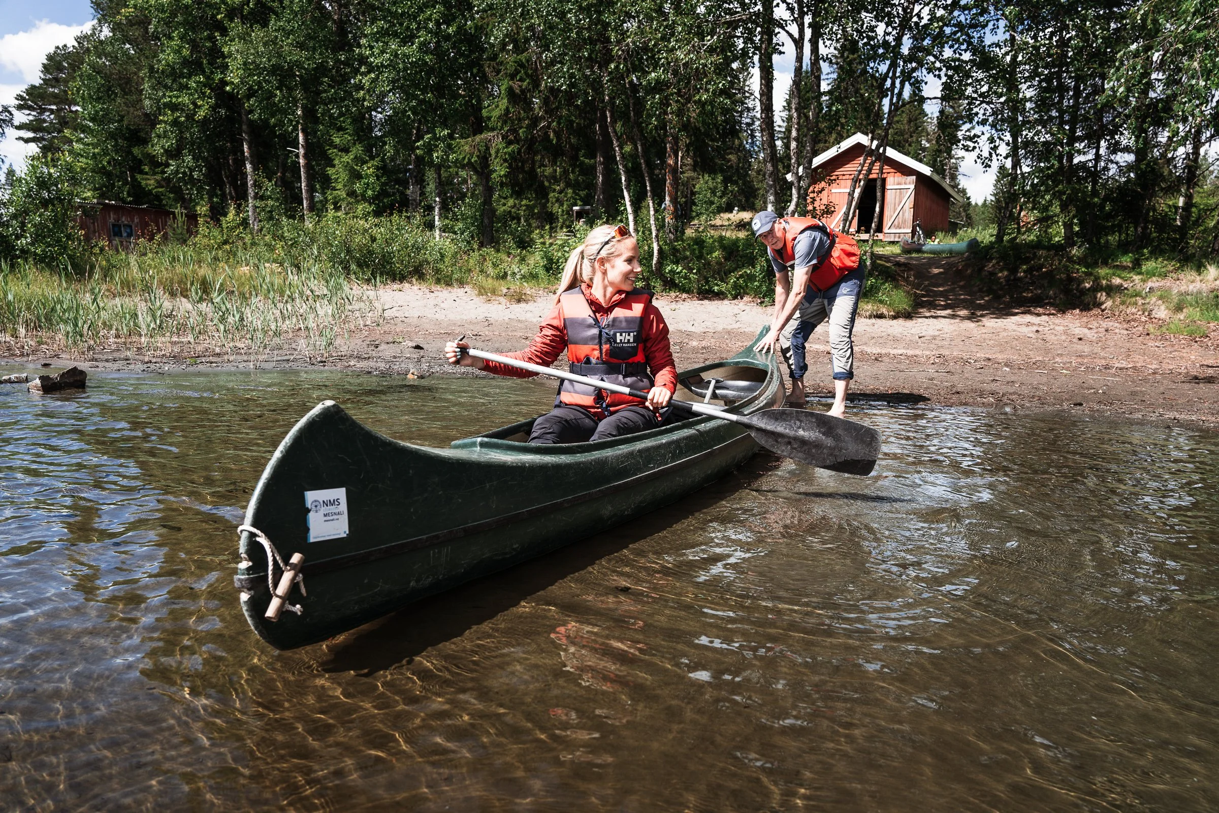 Easy outdoor adventure in Norwegian nature during a guided canoe experience