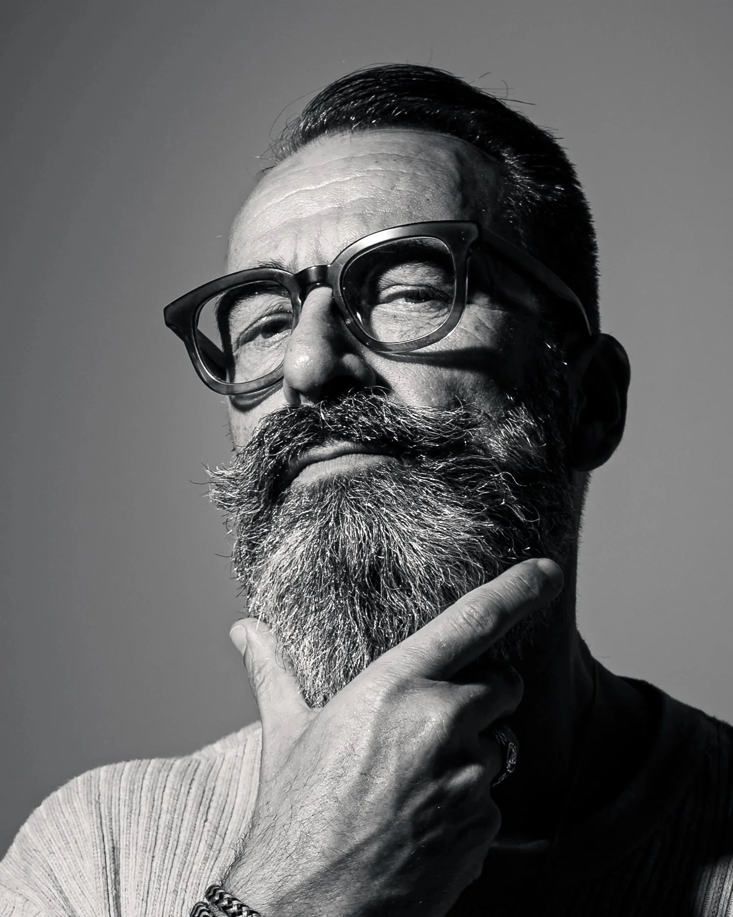 Zakelijk portret man met bril en baard