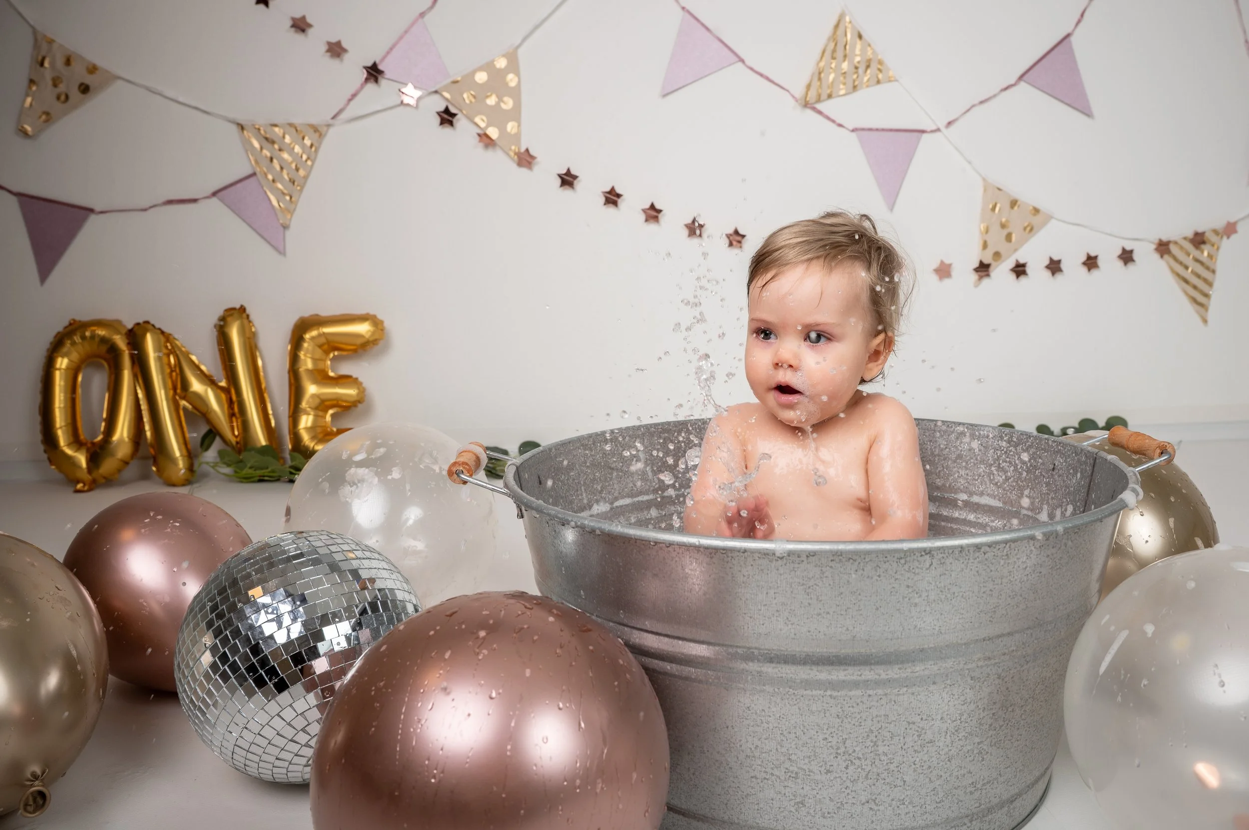 baby in bad tijdens smash en splash fotoshoot Obdam