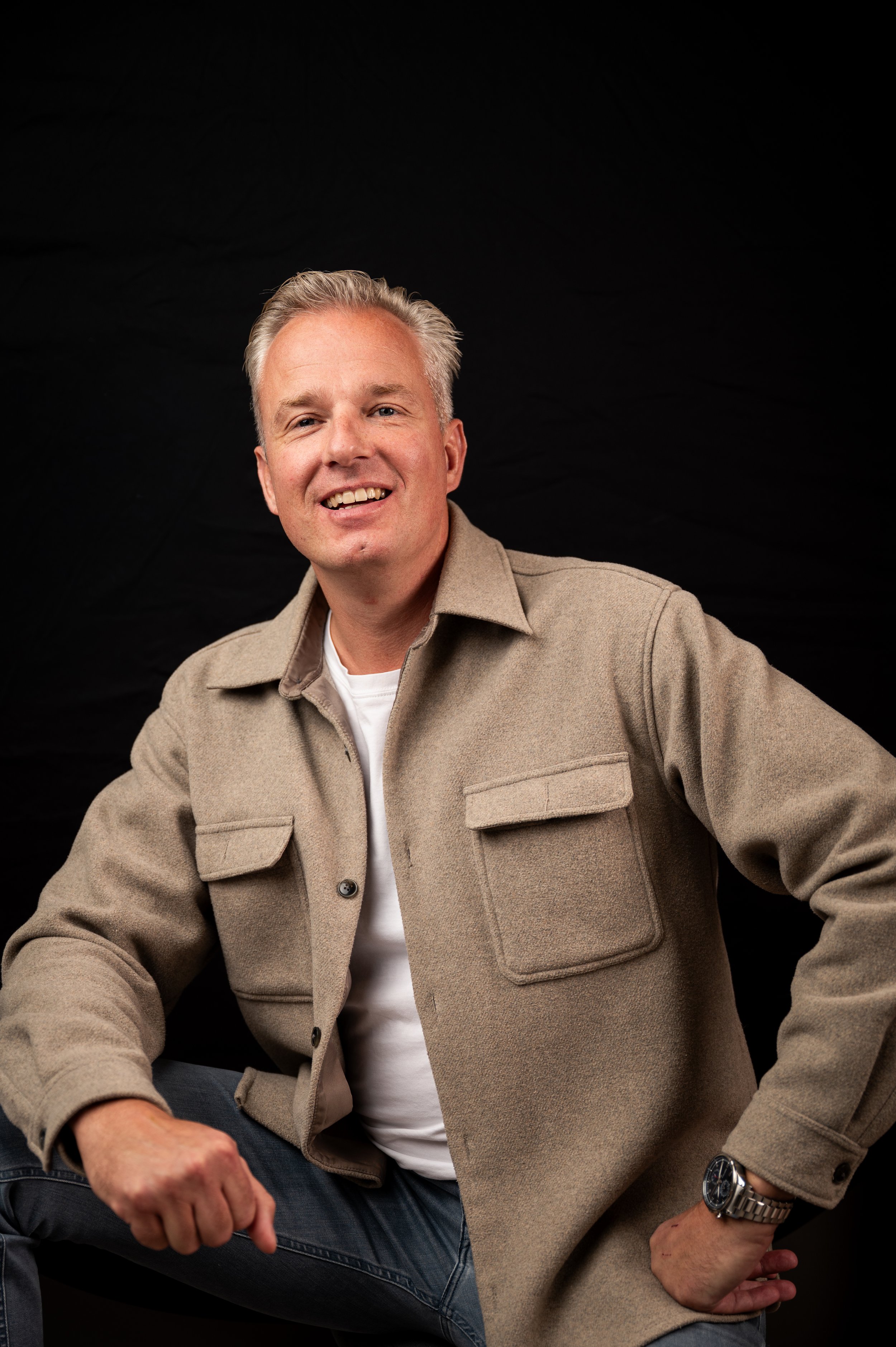 Zakelijk portret van ondernemer in de vastgoedsector, professionele uitstraling