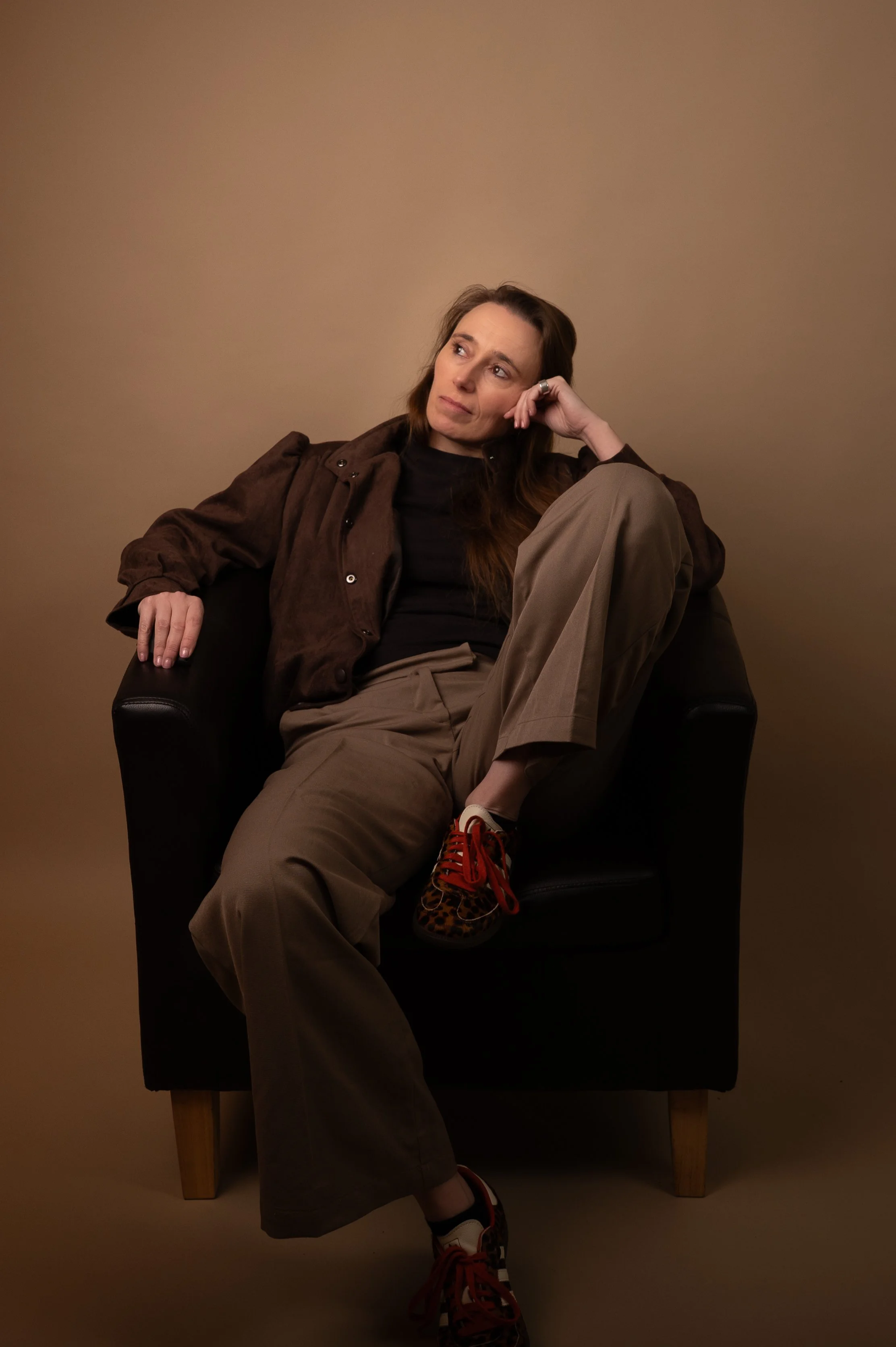 Warm en sfeervol portret zittend