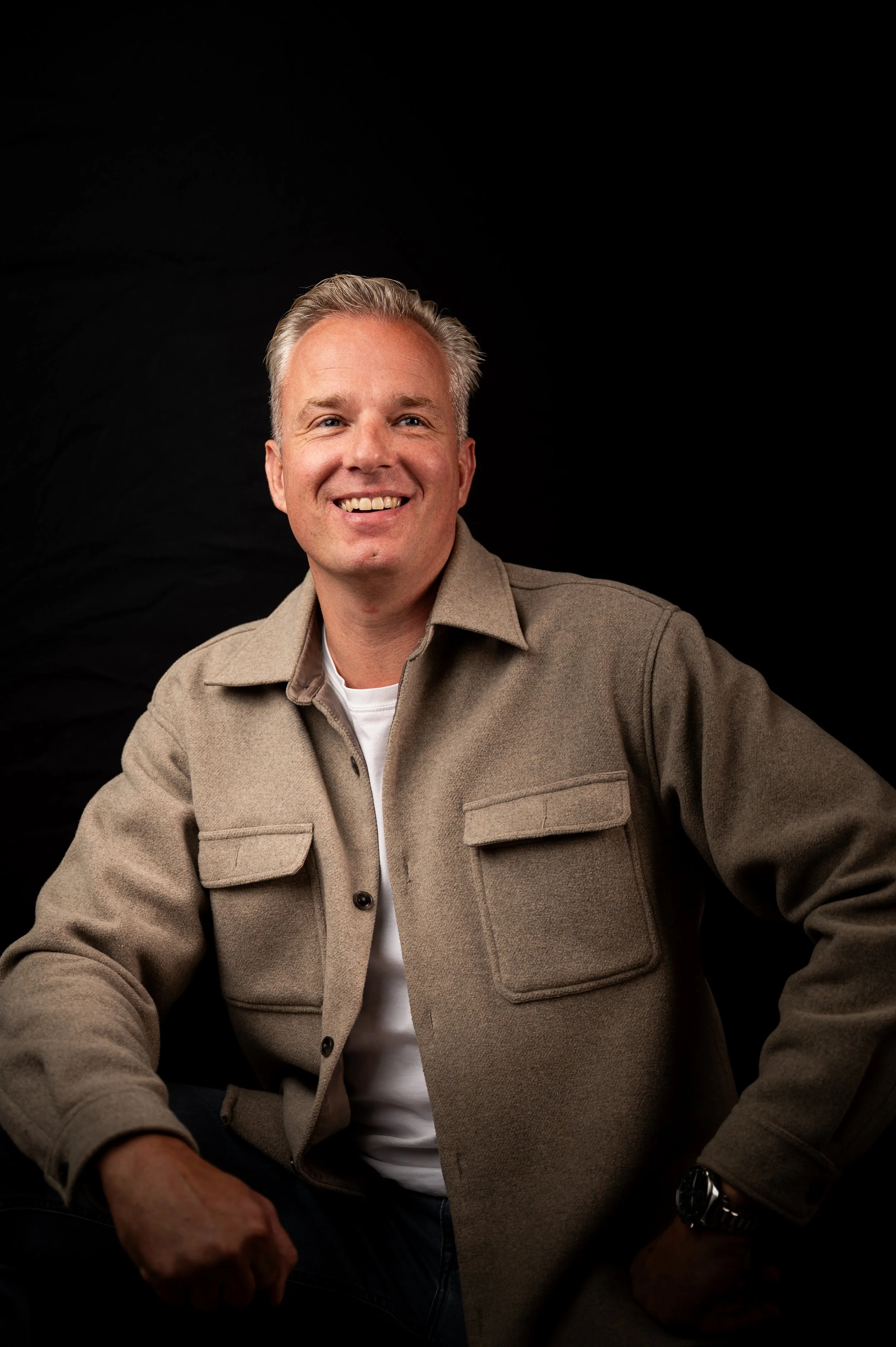 Zakelijk portret van ondernemer, zelfverzekerde uitstraling, professionele portretfotografie