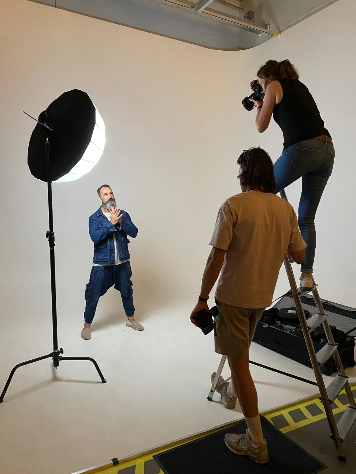 Tamara Schijff aan het werk tijdens een portretfotoshoot
