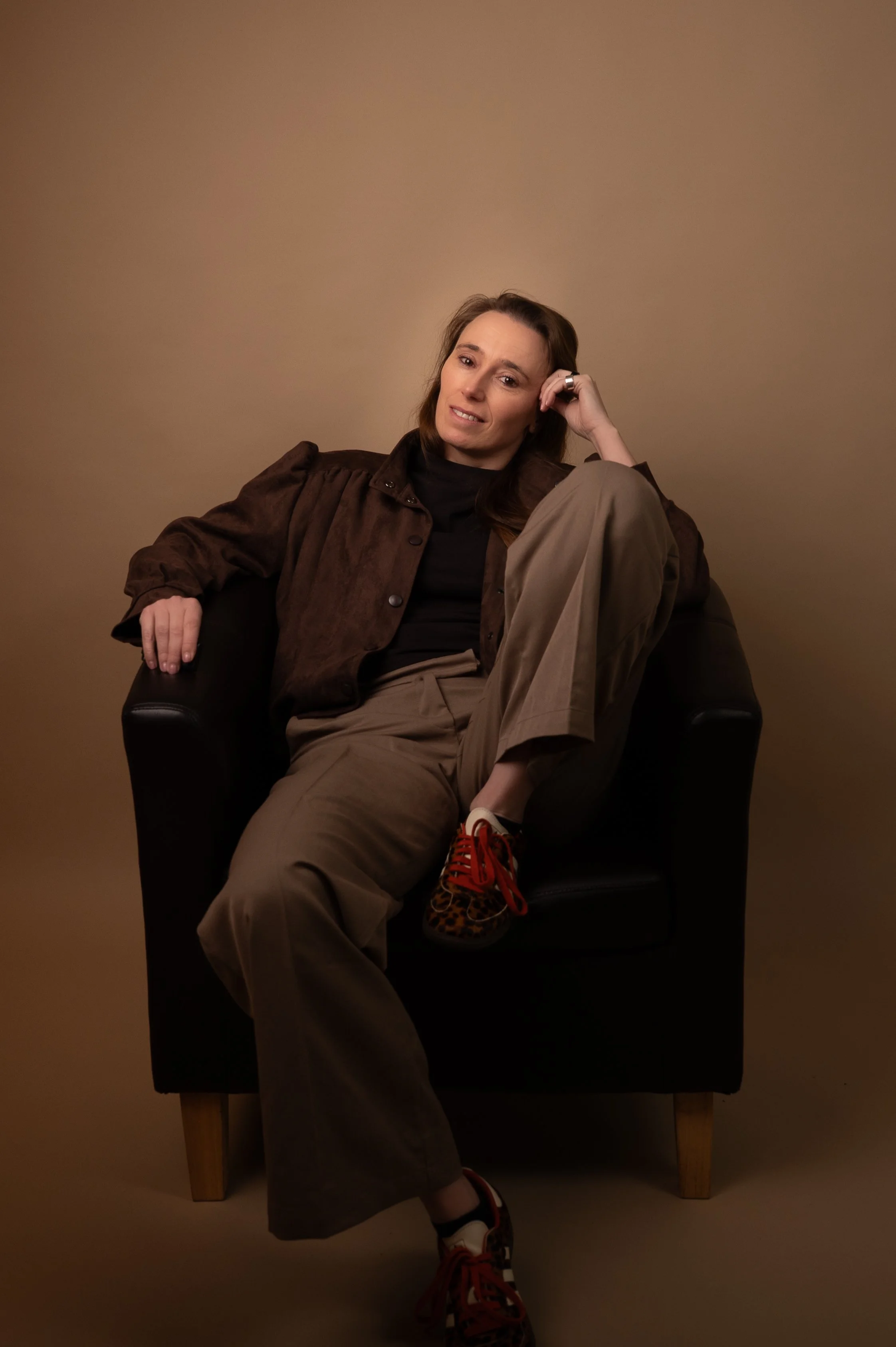 warm en sfeervol portret zittend op stoel krachtig