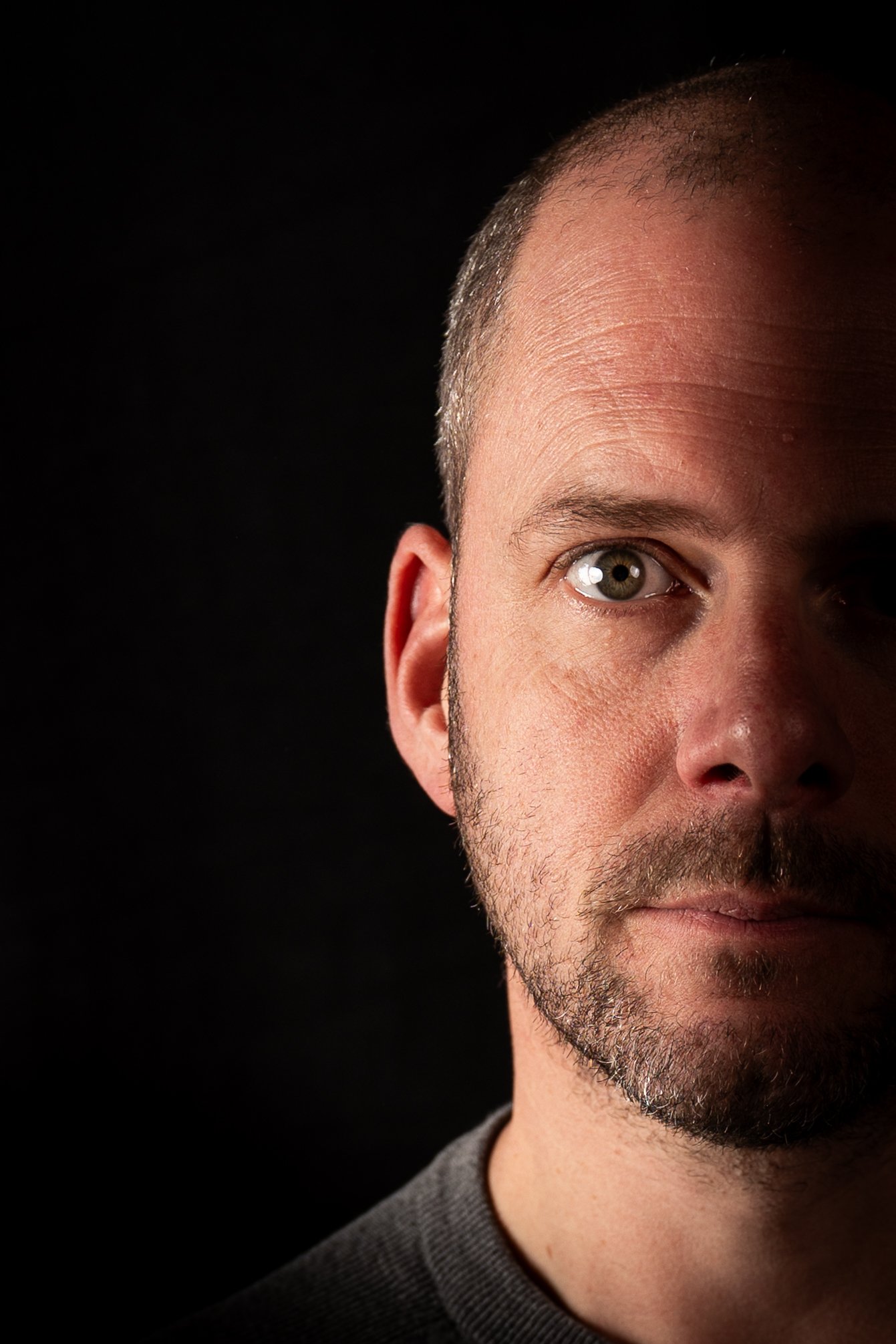 Close-up zakelijk portret van ondernemer, intense blik en krachtige uitstraling, studiofotografie Obdam