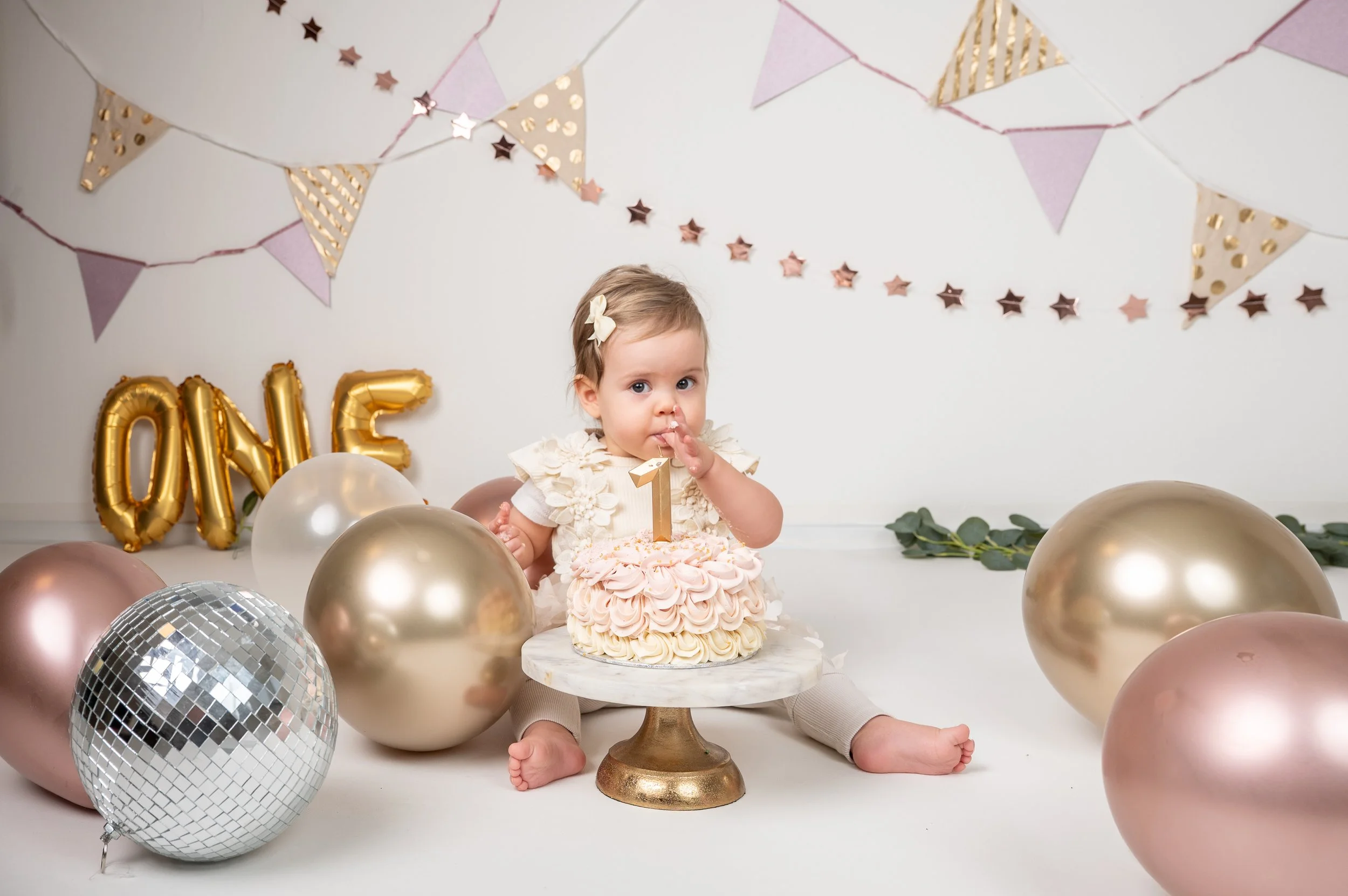 baby viert eerste verjaardag met cake smash fotoshoot in Obdam