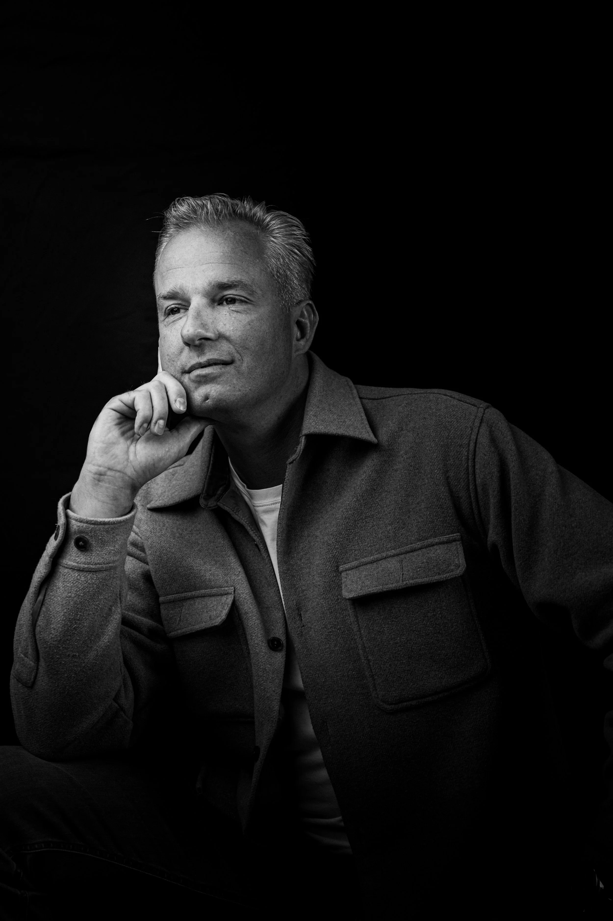 Zwart-wit zakelijk portret van ondernemer, krachtige uitstraling en karakter