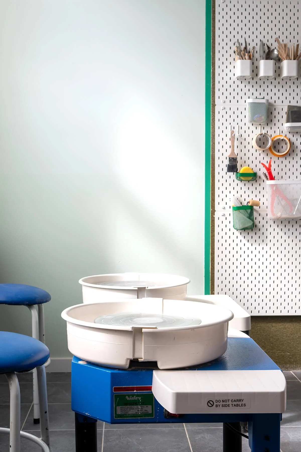 Draaischijven in het keramiekatelier van LAB L.L. in Vlaardingen, waar kleinschalige workshops pottenbakken en draaien worden gegeven.