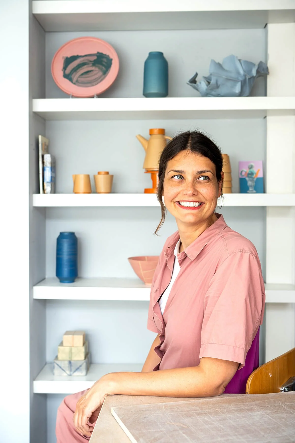 Portret van Linda Loef, keramiste en oprichter van LAB L.L., poserend in haar keramiekatelier in Vlaardingen.