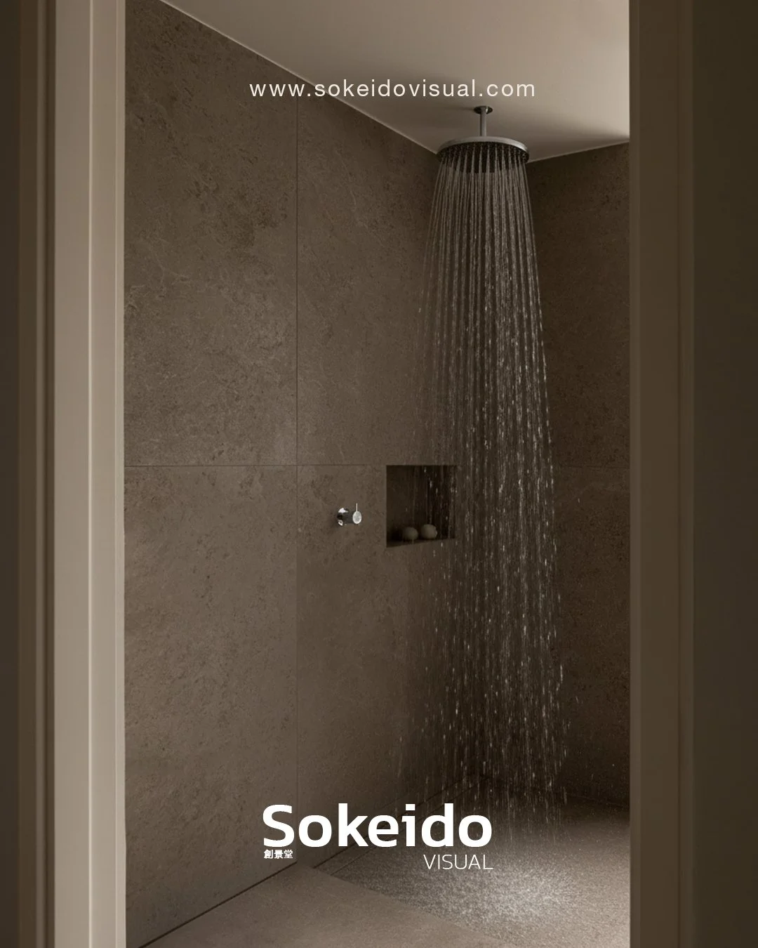 baño con ducha y revestimiento de piedra o porcelanico gris o beige donde cae el agua a traves de las griferias de lluvia de lujo