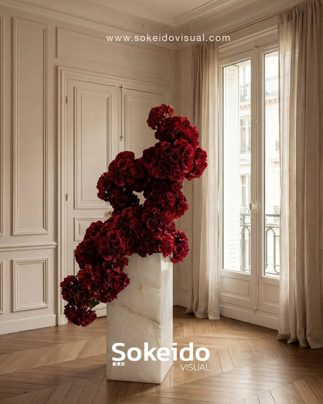 bodego floral, de peonias rojas colocadas en una habitacion de lujo silencioso parisino, suelo en espiga de madera clara con paredes blancas y molduras de paris, una ventana con luz tenue y cortinas de lino donde se ve la calle  y los edificios