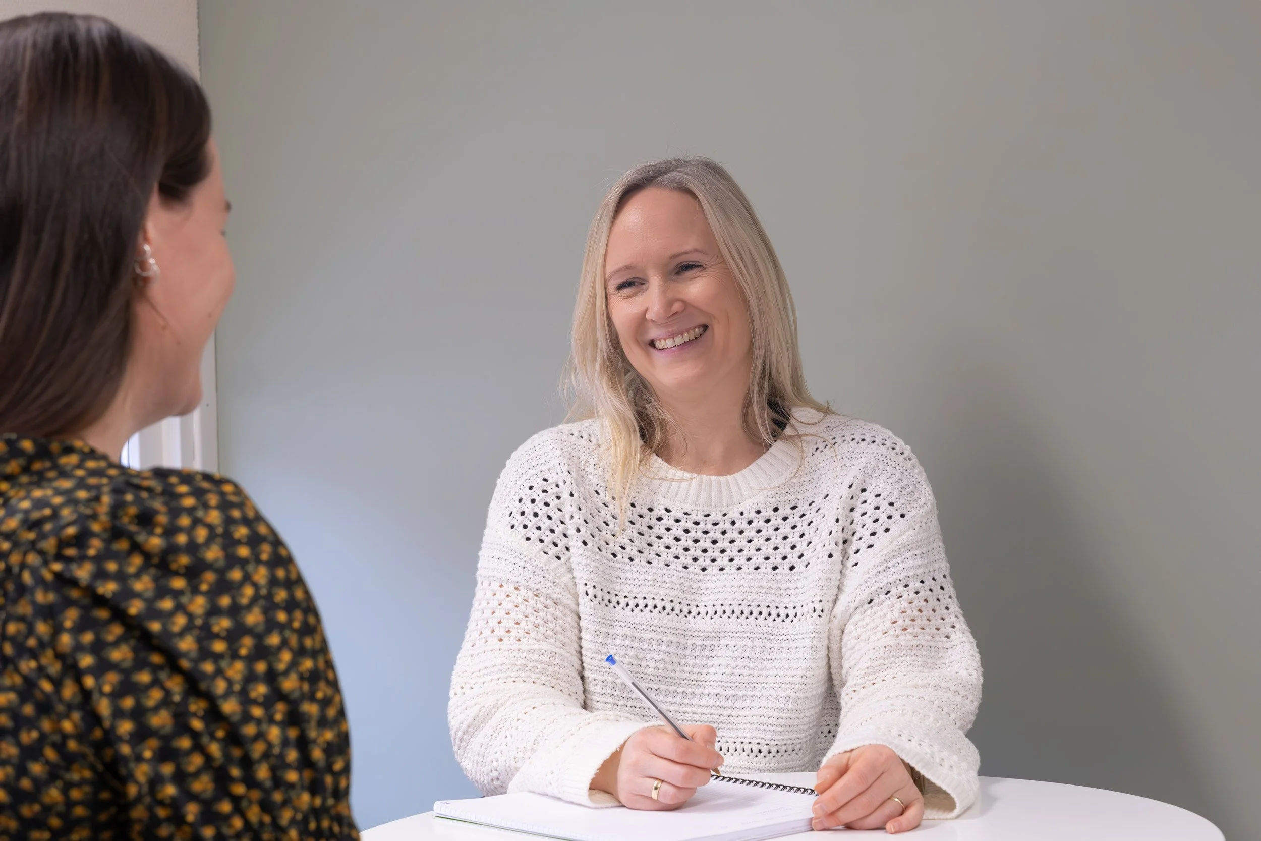 To menneske som snakker saman og smiler