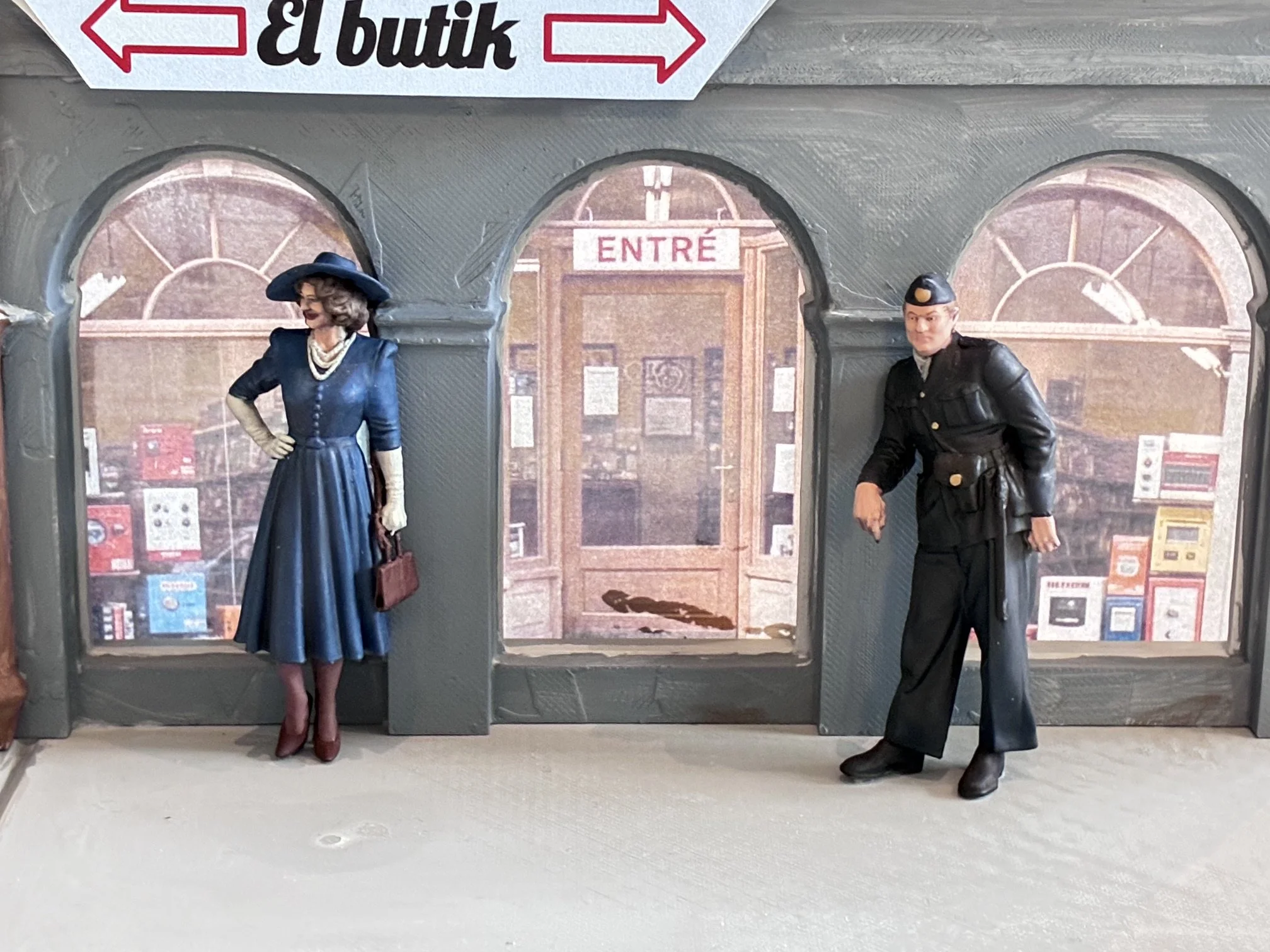 Police and 1950ths Woman in a 1950ths Stockholm diorama, diorama designed by Tundra and printed in Anycubic Cobra Max in PLA.