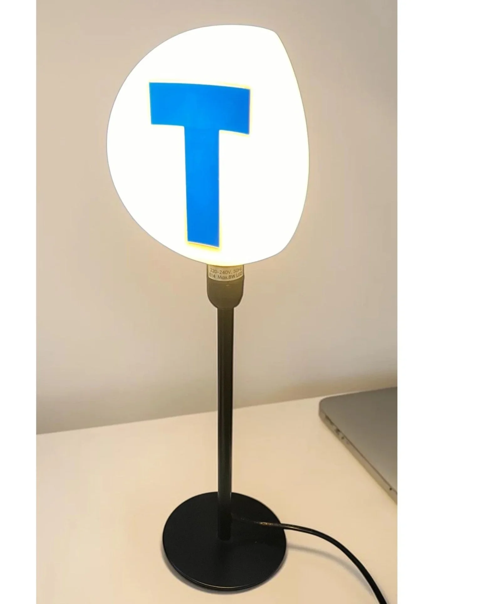 Stockholm Metro Sign, designed in Fusion 360 printed in Resin and assembled  with lamp and lamp base.