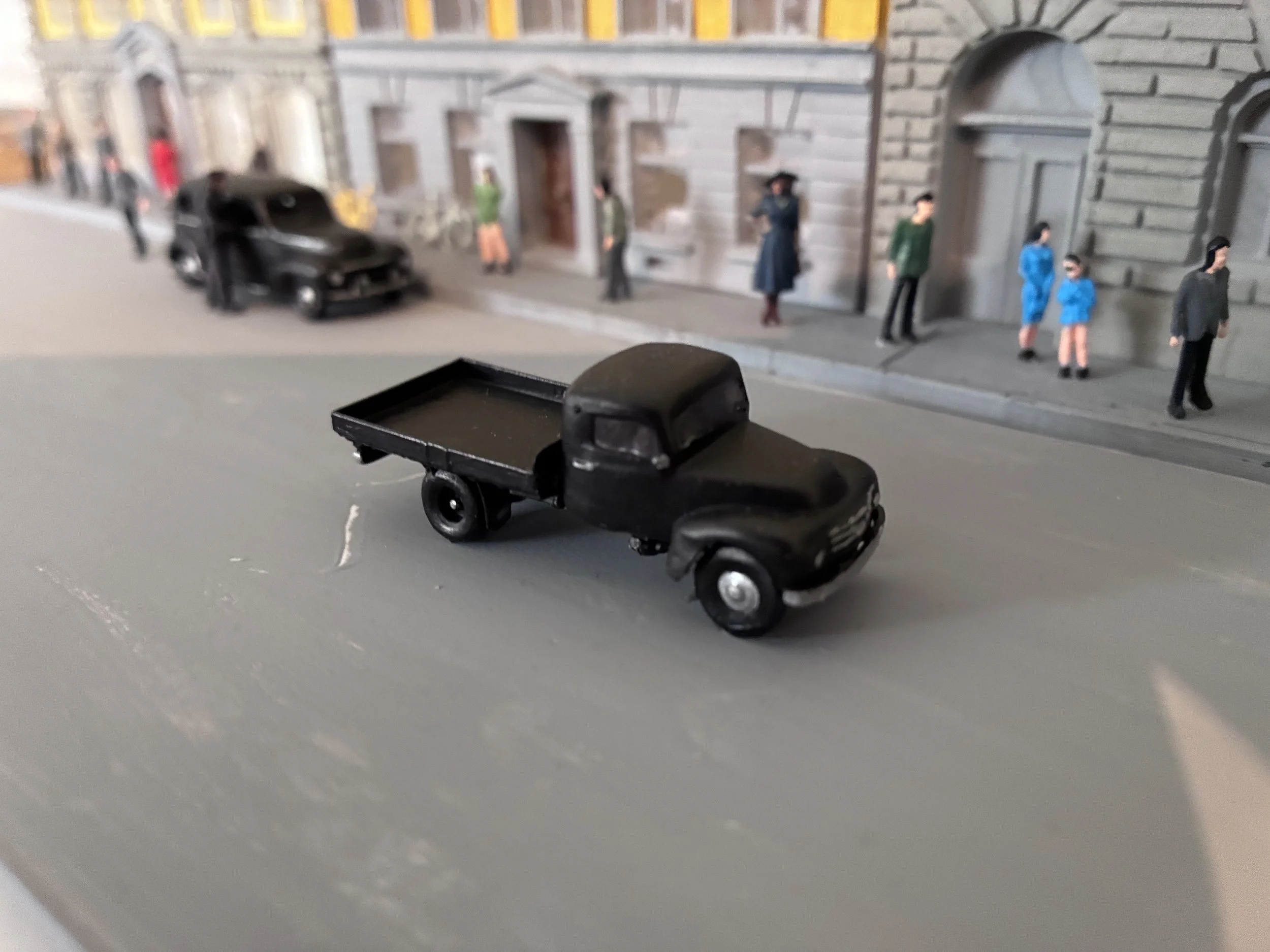 Scale model made in Anycubic Cobra Max with figures and cars printed in Resin
