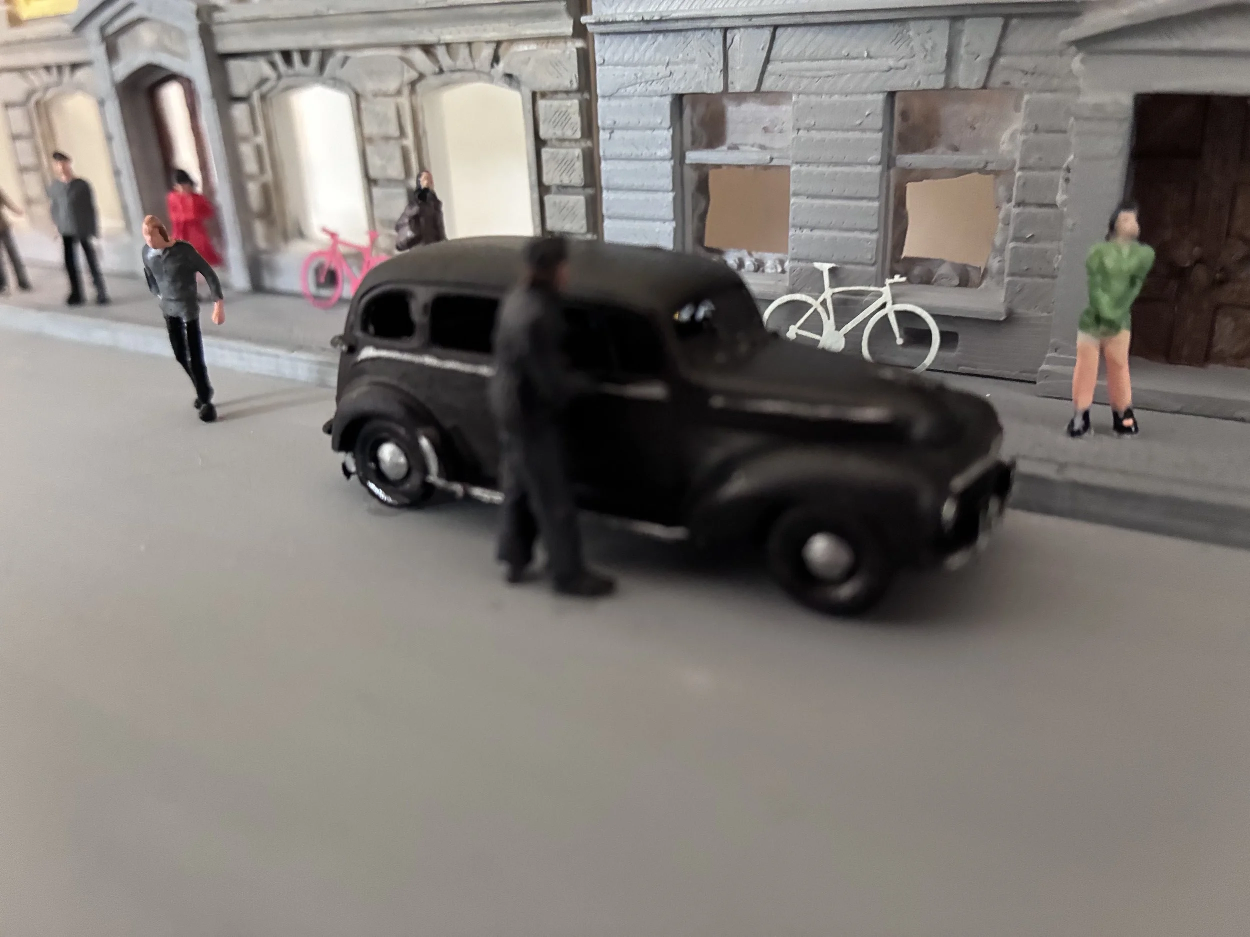 Scale model made in Anycubic Cobra Max with figures and cars printed in Resin