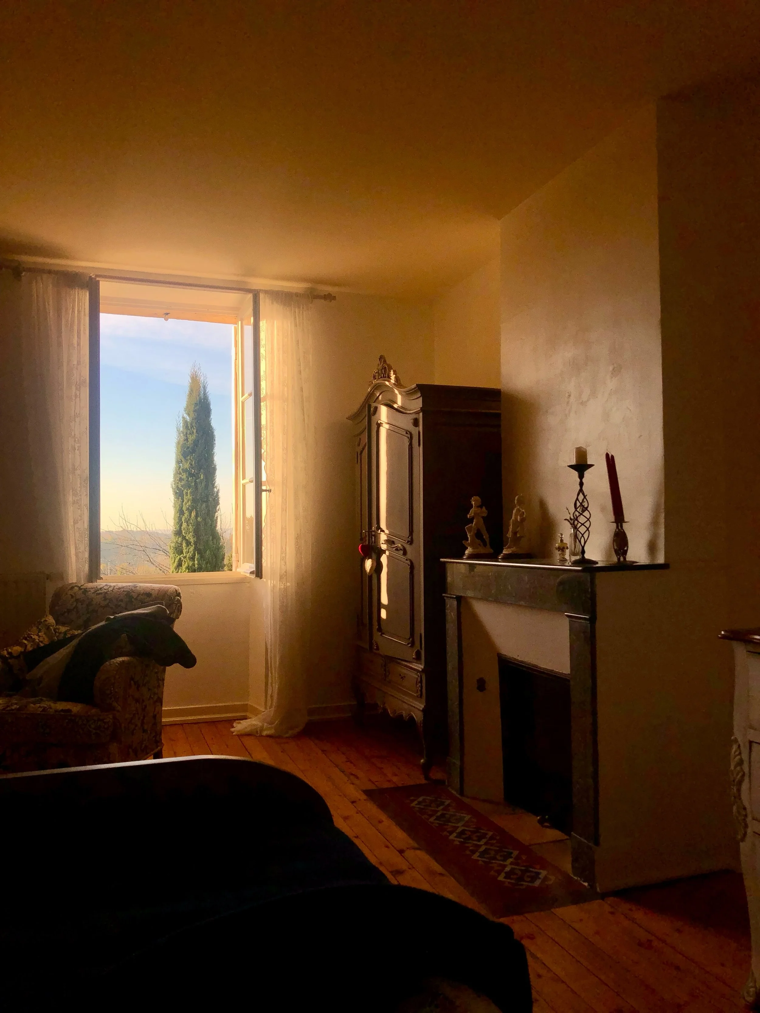 Reconnaissance_Gironde, Bordeaux
The news from Gironde is better. The wild fire has been contained, people are returning home and, cautiously, the region is beginning to welcome visitors again. Good.

Because this is a part of France I&rsquo;ve known