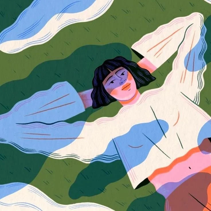Una donna con capelli neri riccioli, che sorride dolcemente, distesa sull'erba verdi con un libro aperto davanti a sé, circondata da nuvole stilizzate e strisce di cielo azzurro e bianco.