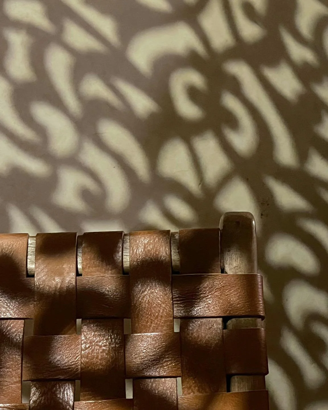 Evening light on leather and a hint of reflection.
#InteriorDesign #DetailsMatter #GoldenHour #HomeVibes #riadelbadun #boutiqueriad #marrakech