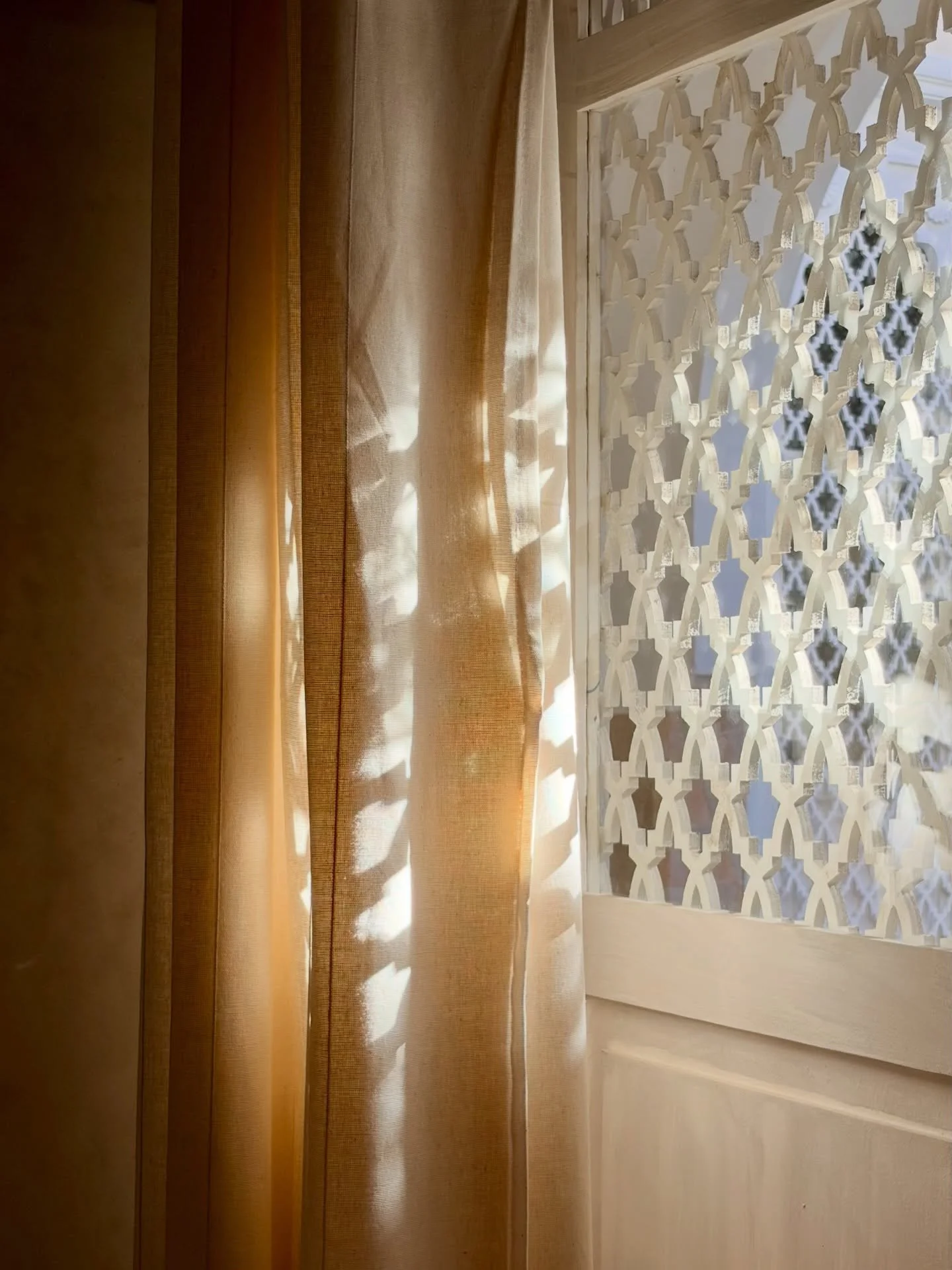 Morning light gently slipping through the curtain&hellip;
A soft glow that warms the textures and reveals the quiet charm of the riad.
A peaceful, luminous moment. ✨🌿

#RiadMarrakech #MarrakechVibes #MoroccanStyle #RiadLife #VisitMorocco #AuthenticM
