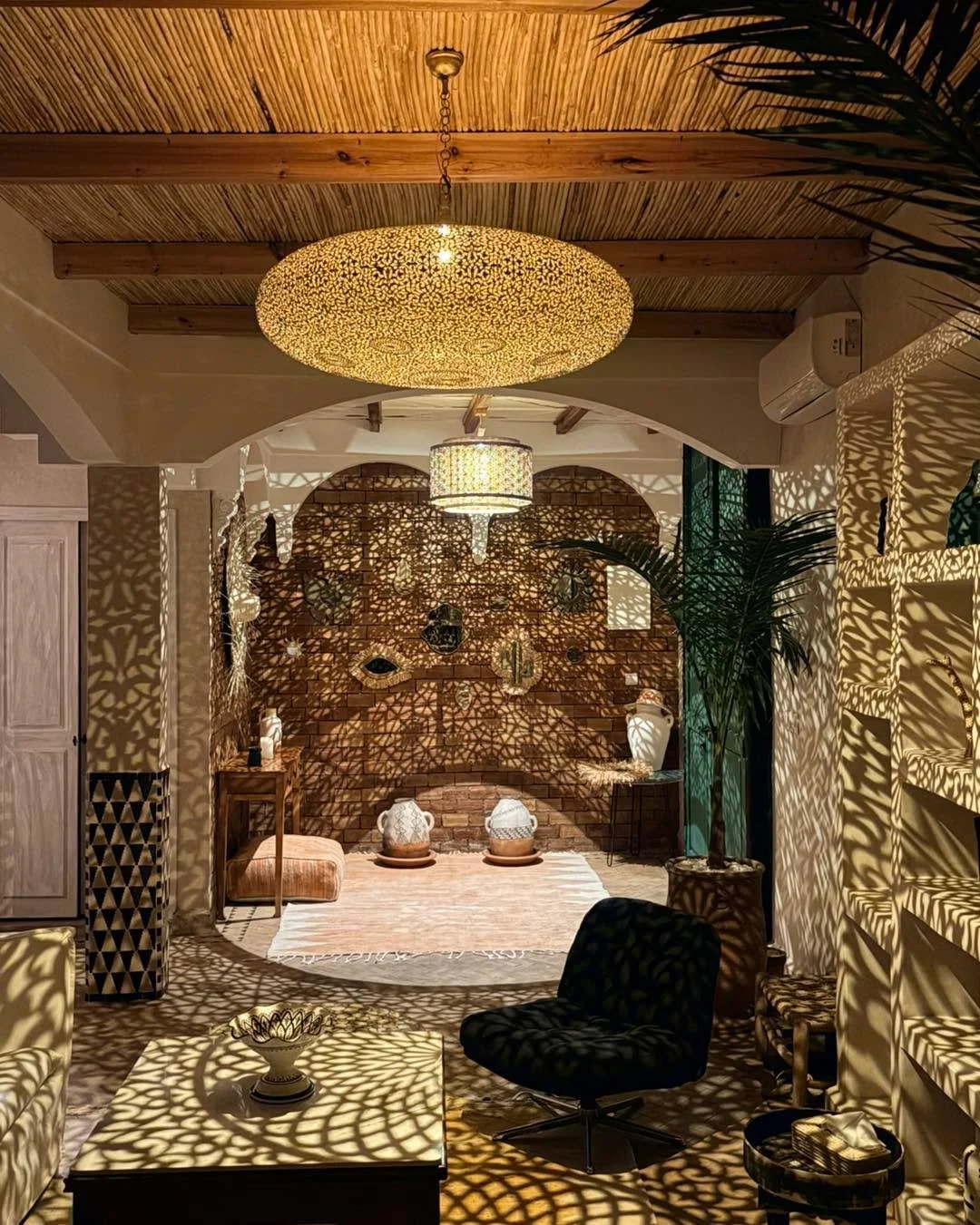 An evening inside El Badun: soft lights, warm tones, and slow conversations. 🤎

#riadelbadun #marrakechriad #morocco #boutiquehotel #riadlife #moroccaninterior #travelinspo #medinamarrakech #cozyvibes #riadsofmarrakech #stayinmarrakech #babdoukkala