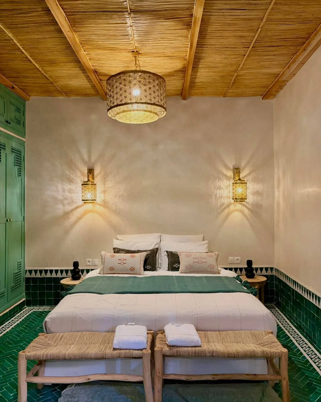 Sleep easy, wake up slow. Your Marrakech home base. 🛌

#riadelbadun #marrakech #boutiqueriad #riadroom #moroccotravel #stayinmarrakech #interiordesign #hotelinspo #medinamarrakech #relaxmode #riadlife #babdoukkala