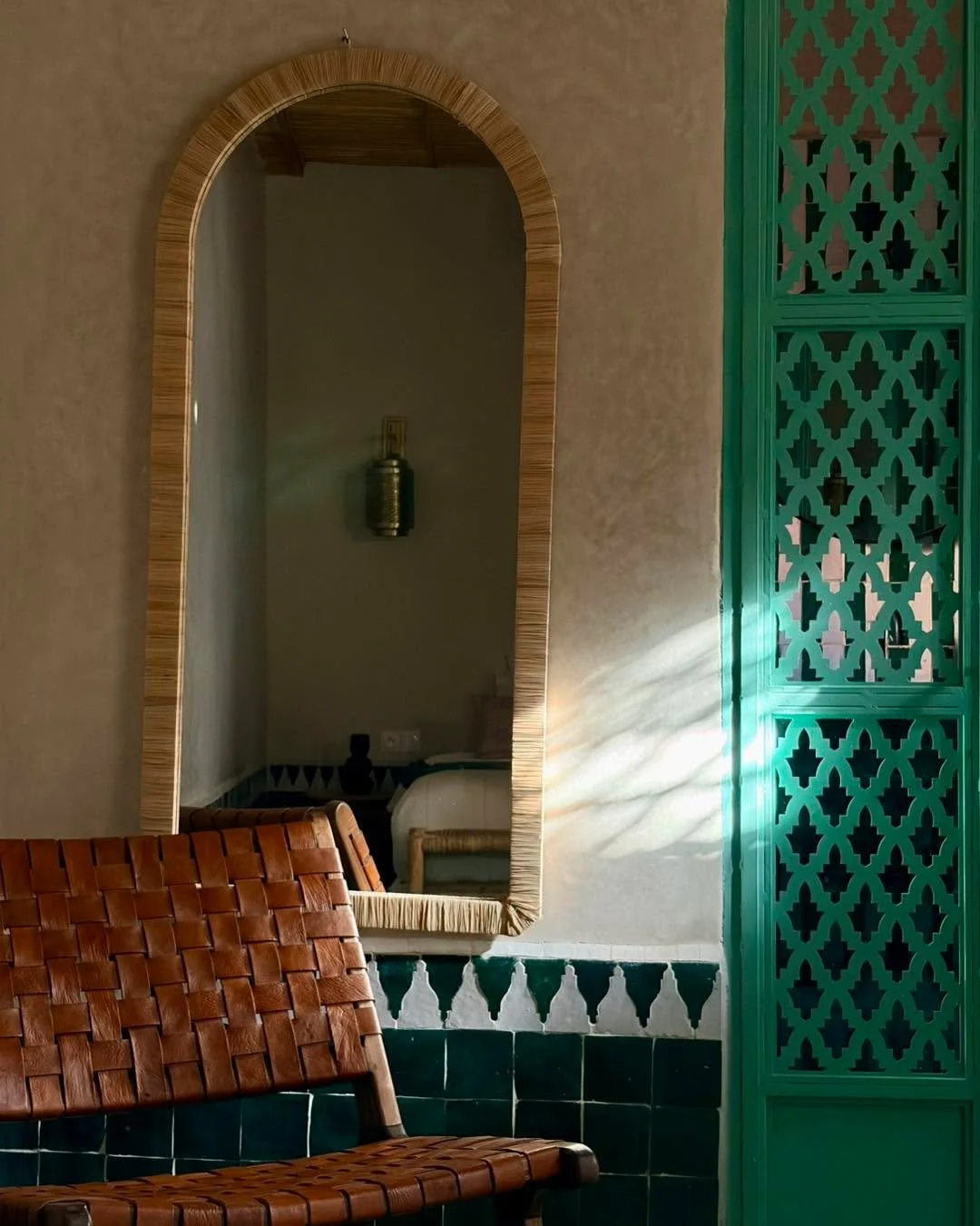 Where textures meet: tadelakt walls, carved details, and the perfect cool corner.

#riadelbadun #tadelakt #moroccanarchitecture #marrakechriad #morocco #interiorinspo #designdetails #boutiquehotel #riadlife #medinamarrakech #handcrafted #riadsofmarra