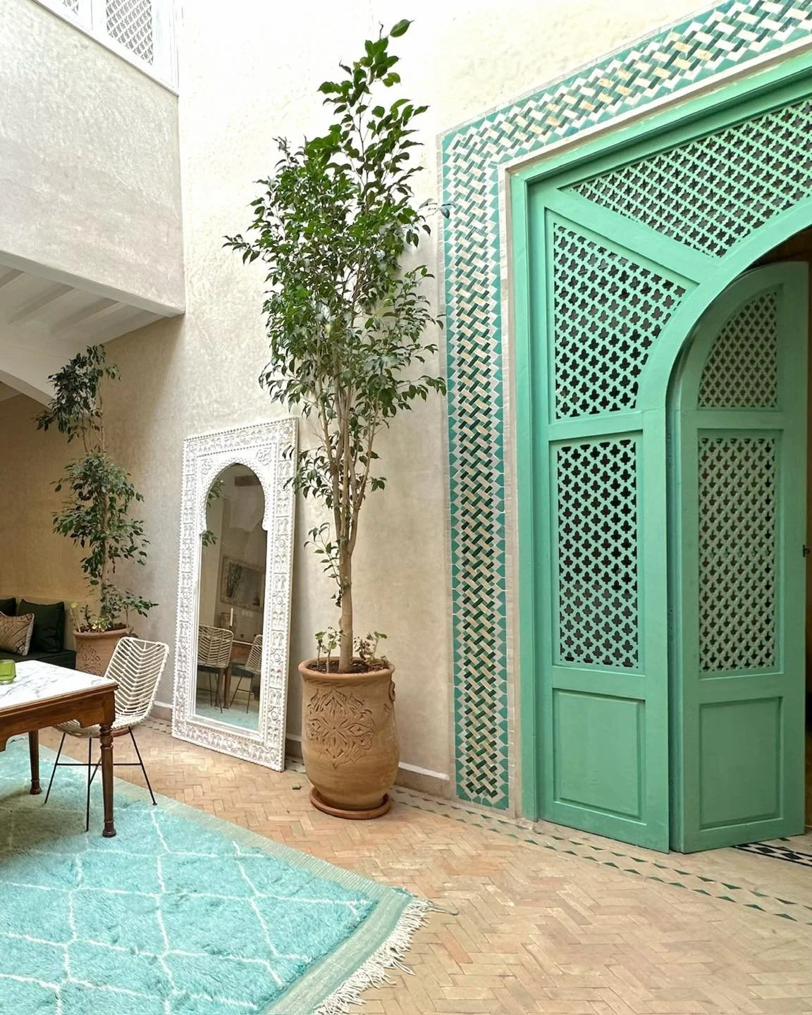 Step inside: fresh shade, soft light, and a quiet patio in the heart of the Medina.

#riadelbadun #marrakech #medinamarrakech #morocco #riad #courtyard #boutiqueriad #travelmorocco #stayinmarrakech #architecturelovers #babdoukkala #hiddengem