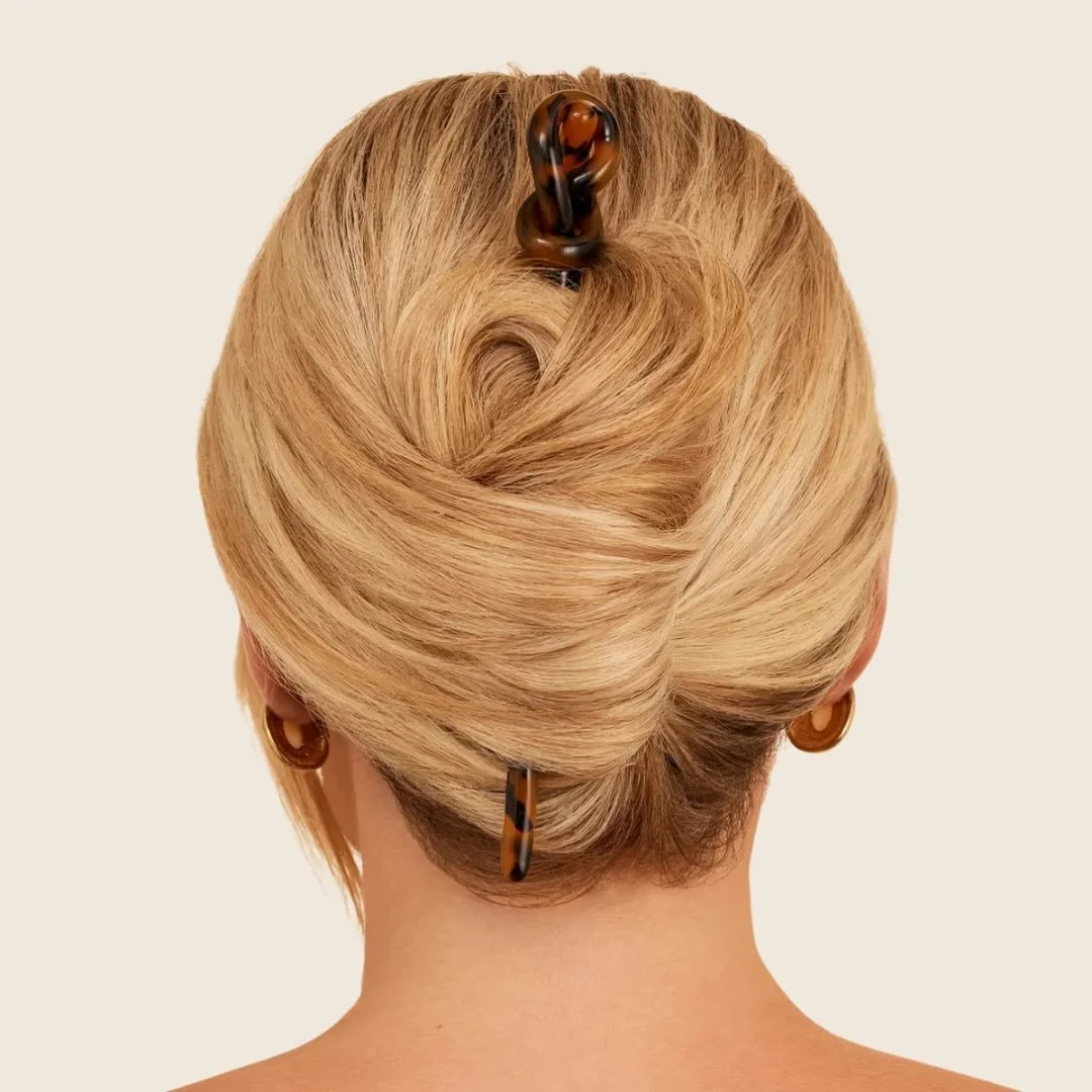 Our TigerLily pin features a sculptural knot, thoughtfully designed to secure thicker, longer manes with ease 🤎

#frenchpin #frenchtwist