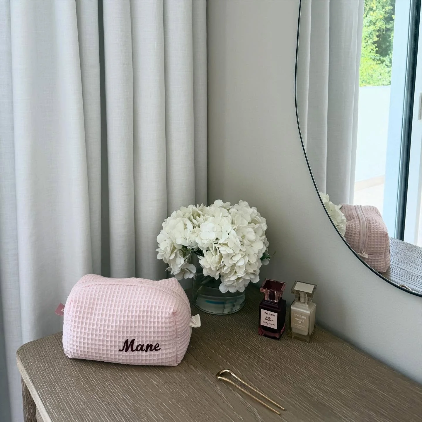 Your everyday hair ritual, elevated. 

#hairpin #frenchpin #frenchtwist #luxuryhairaccessories