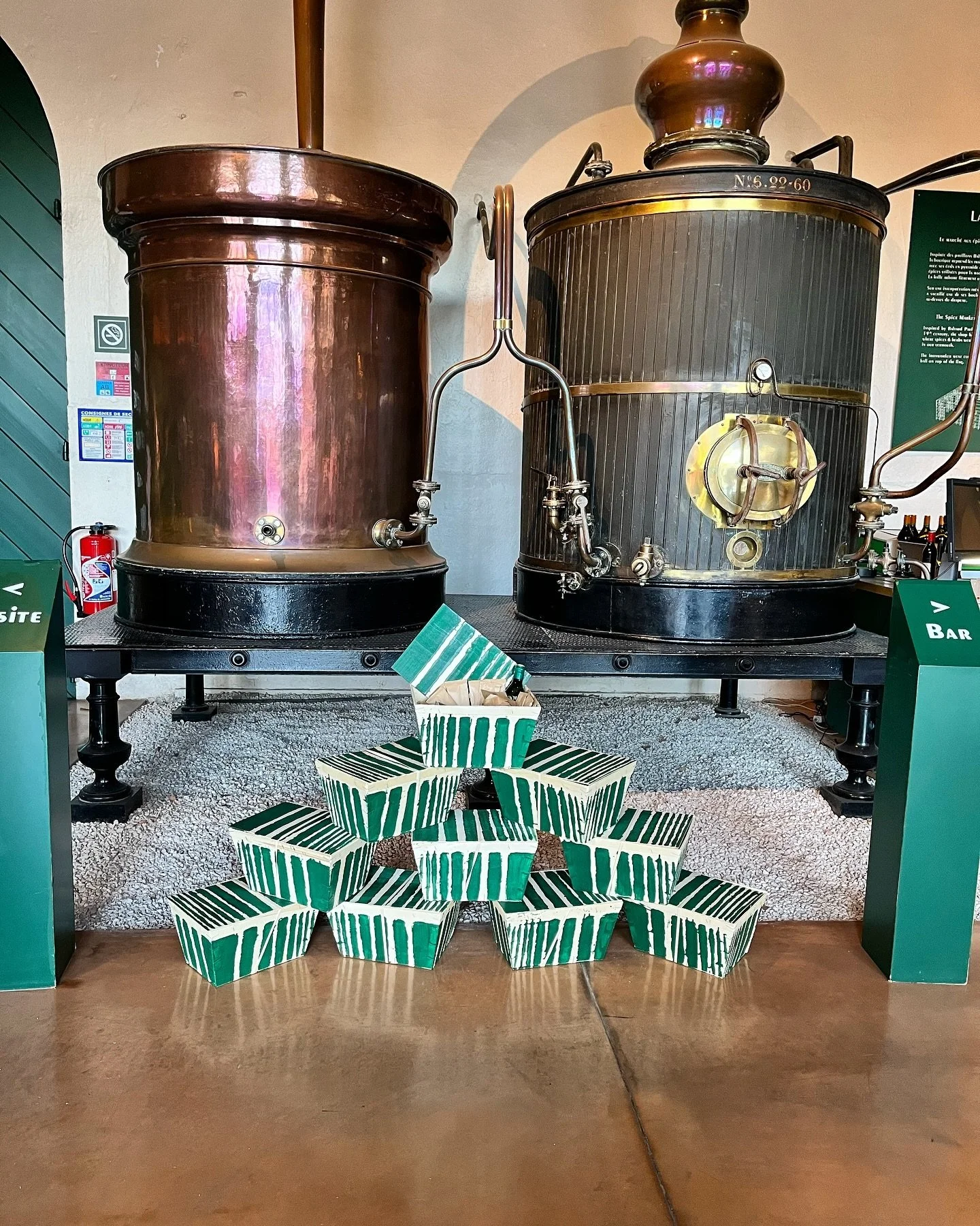 Quand les paniers de pique nique deviennent une id&eacute;e de cadeau. 
Nos caisses sont d&eacute;sign&eacute;es par Arthur, garnies avec le n&eacute;cessaire pour un pique nique Green detox / vermouth, apr&egrave;s vos repas de No&euml;l. 

#detox #